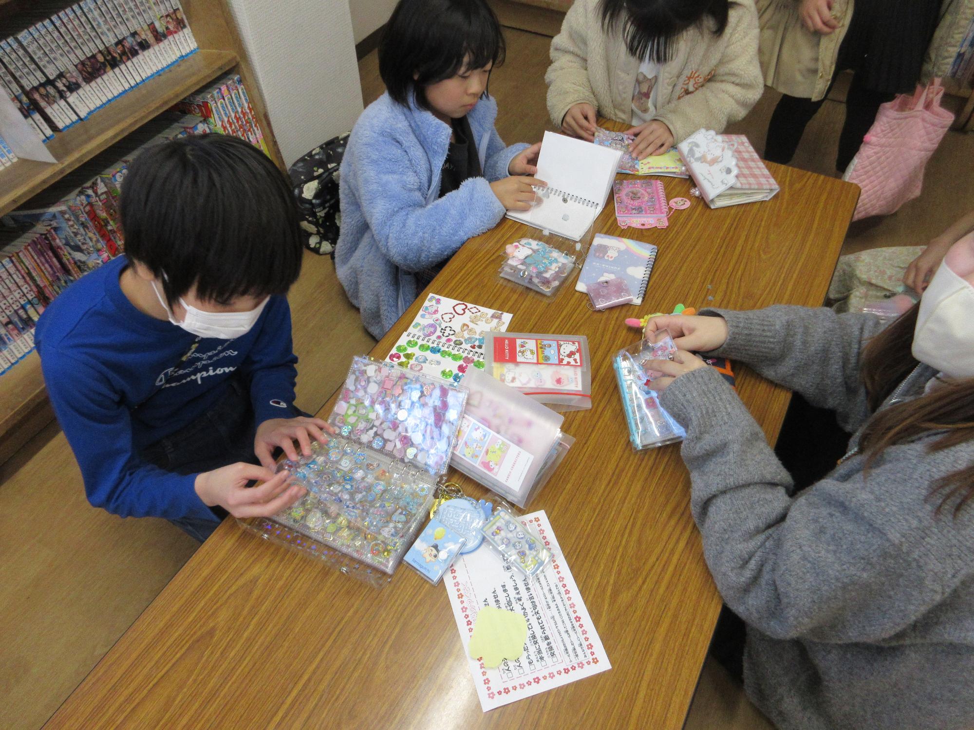 シールを交換するこどもたちの写真