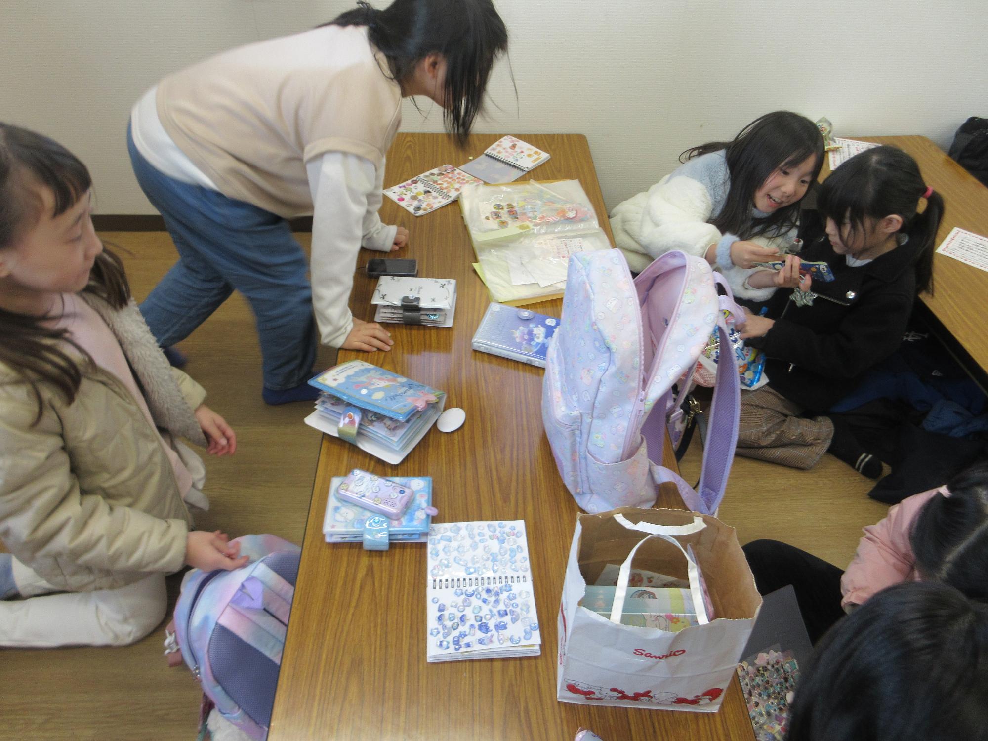 シールを交換するこどもたちの写真