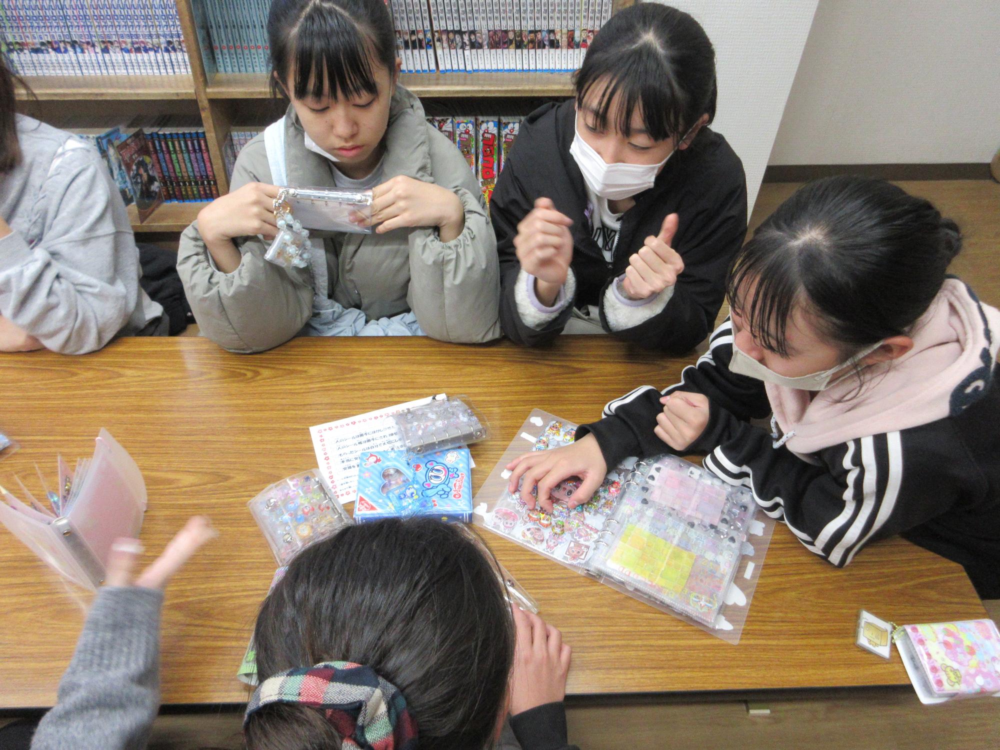 シールを交換するこどもたちの写真