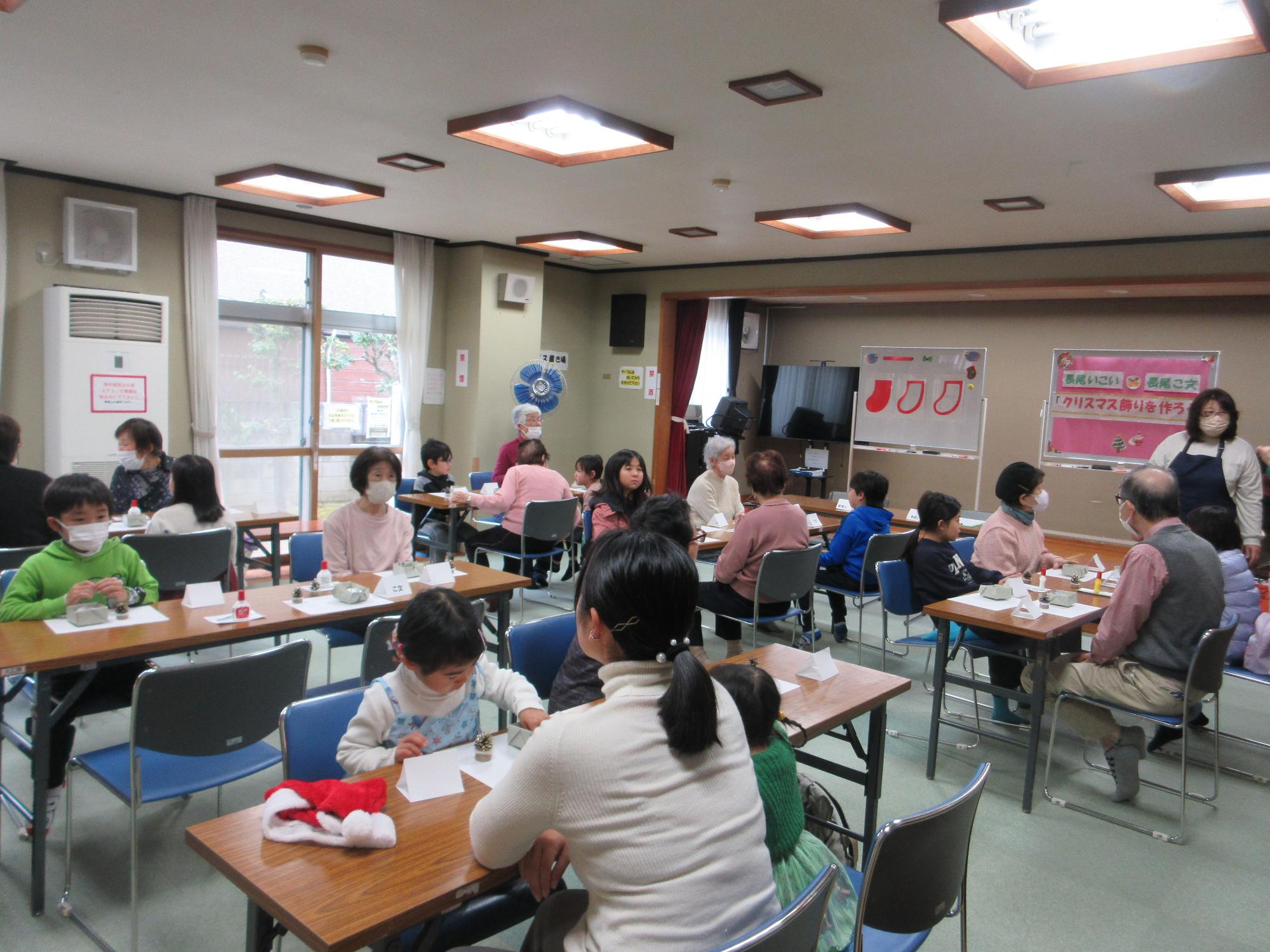 工作をする人たちの写真