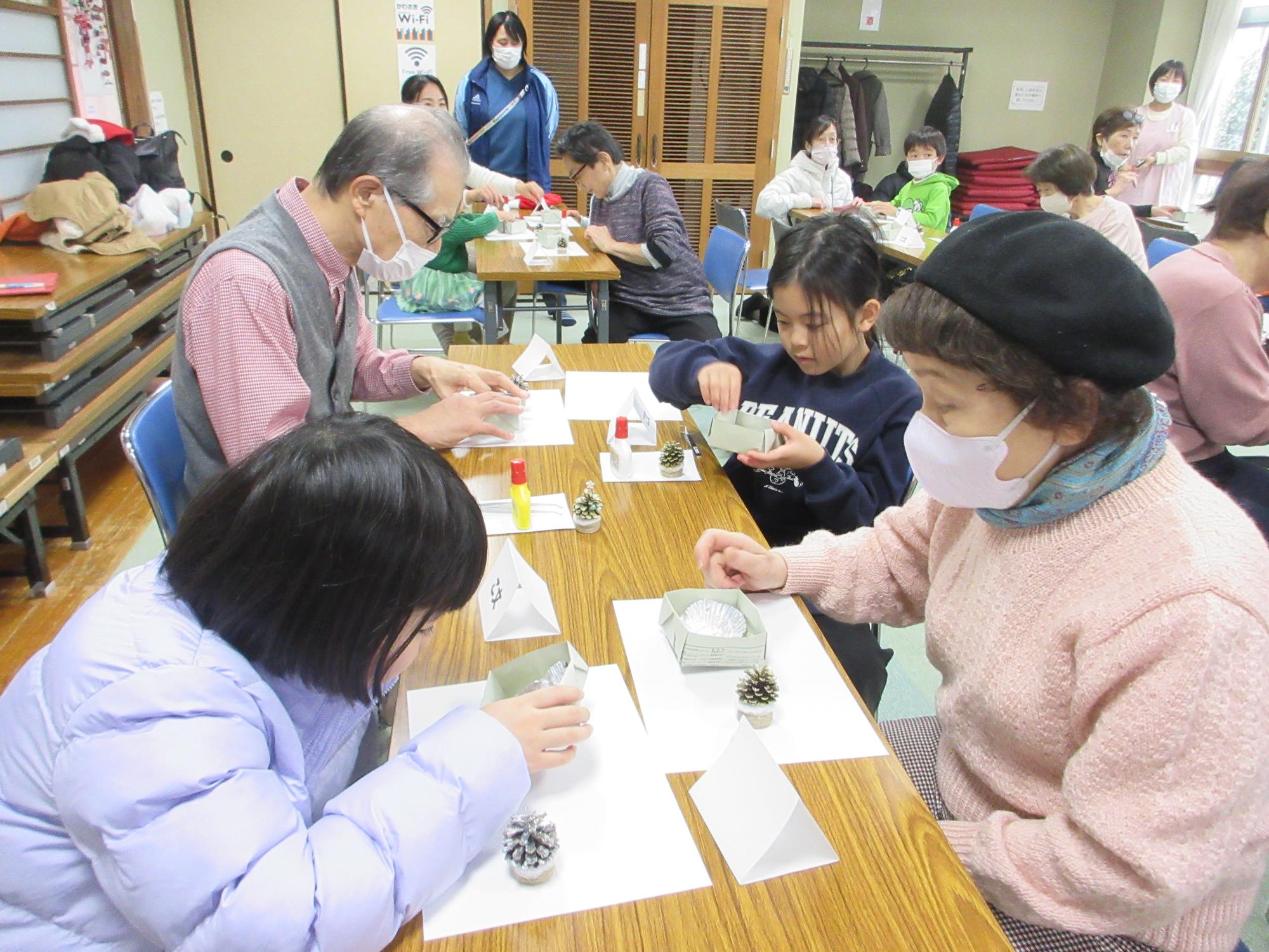 工作をする人たちの写真