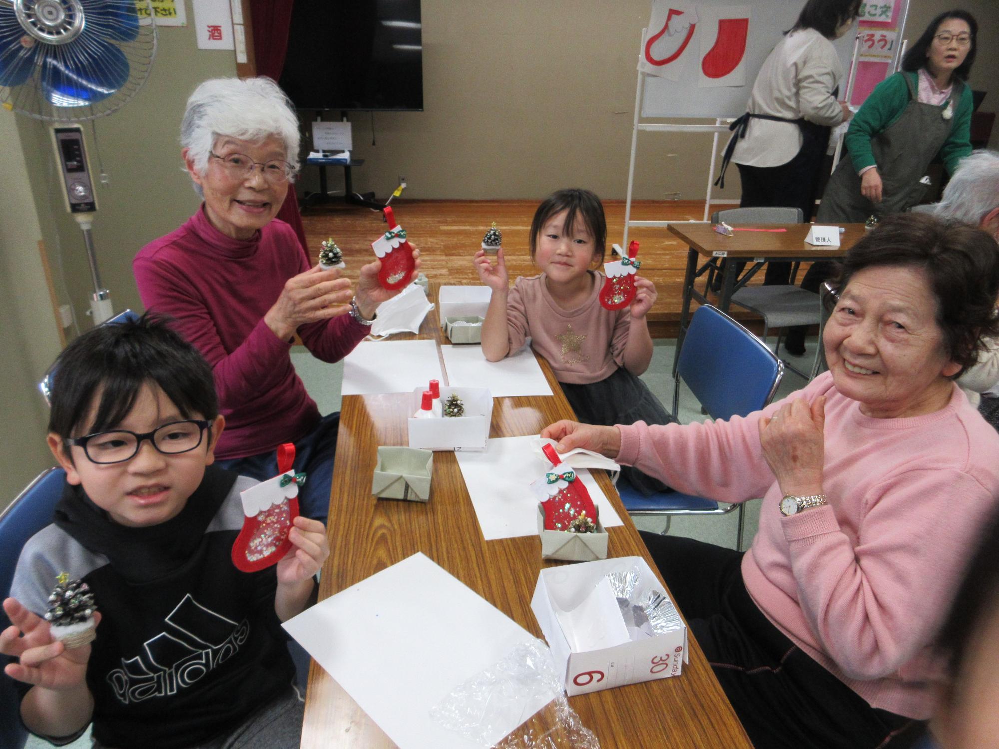 作品を持つ人たちの写真