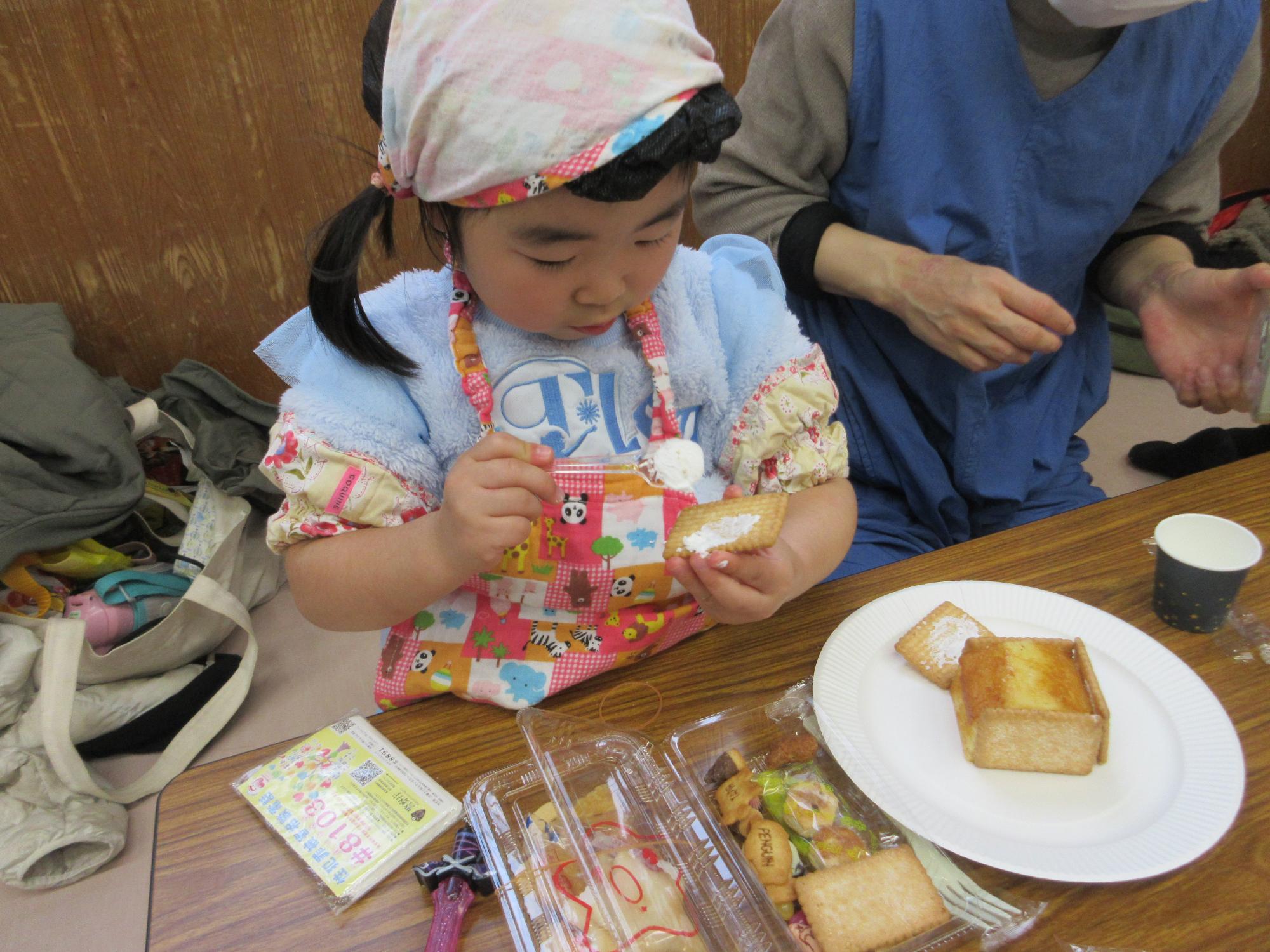 お菓子の家を作るこどもの写真