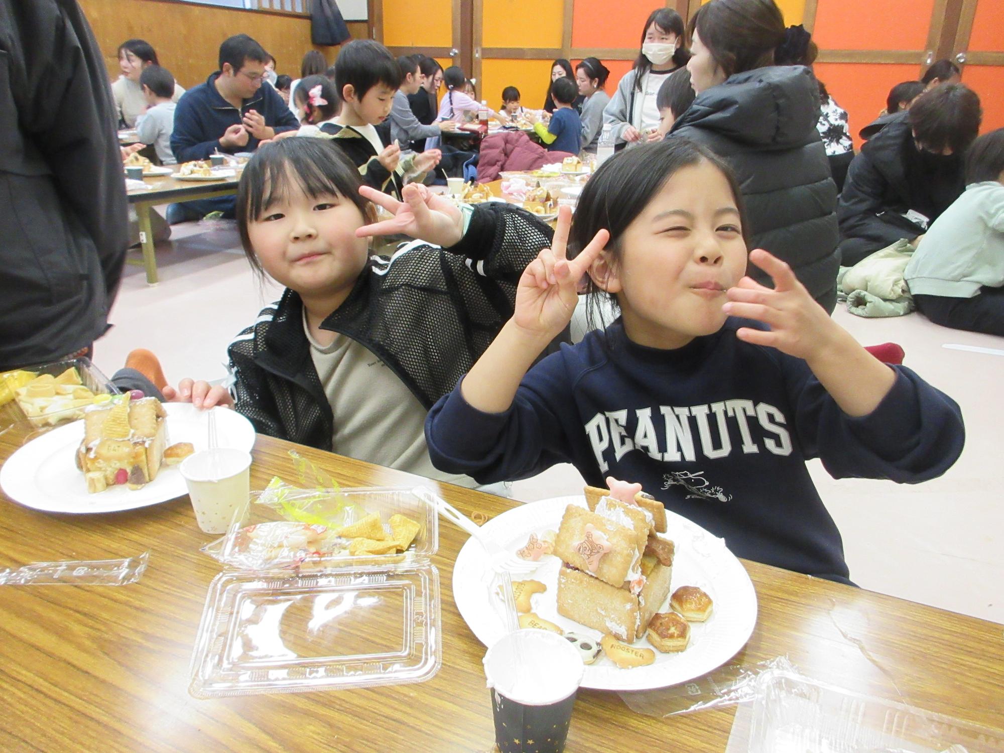 お菓子を食べるこどもたちの写真