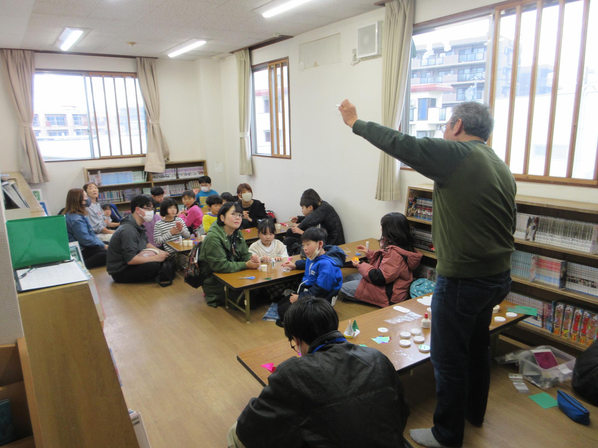 説明を聞くこどもたちの写真