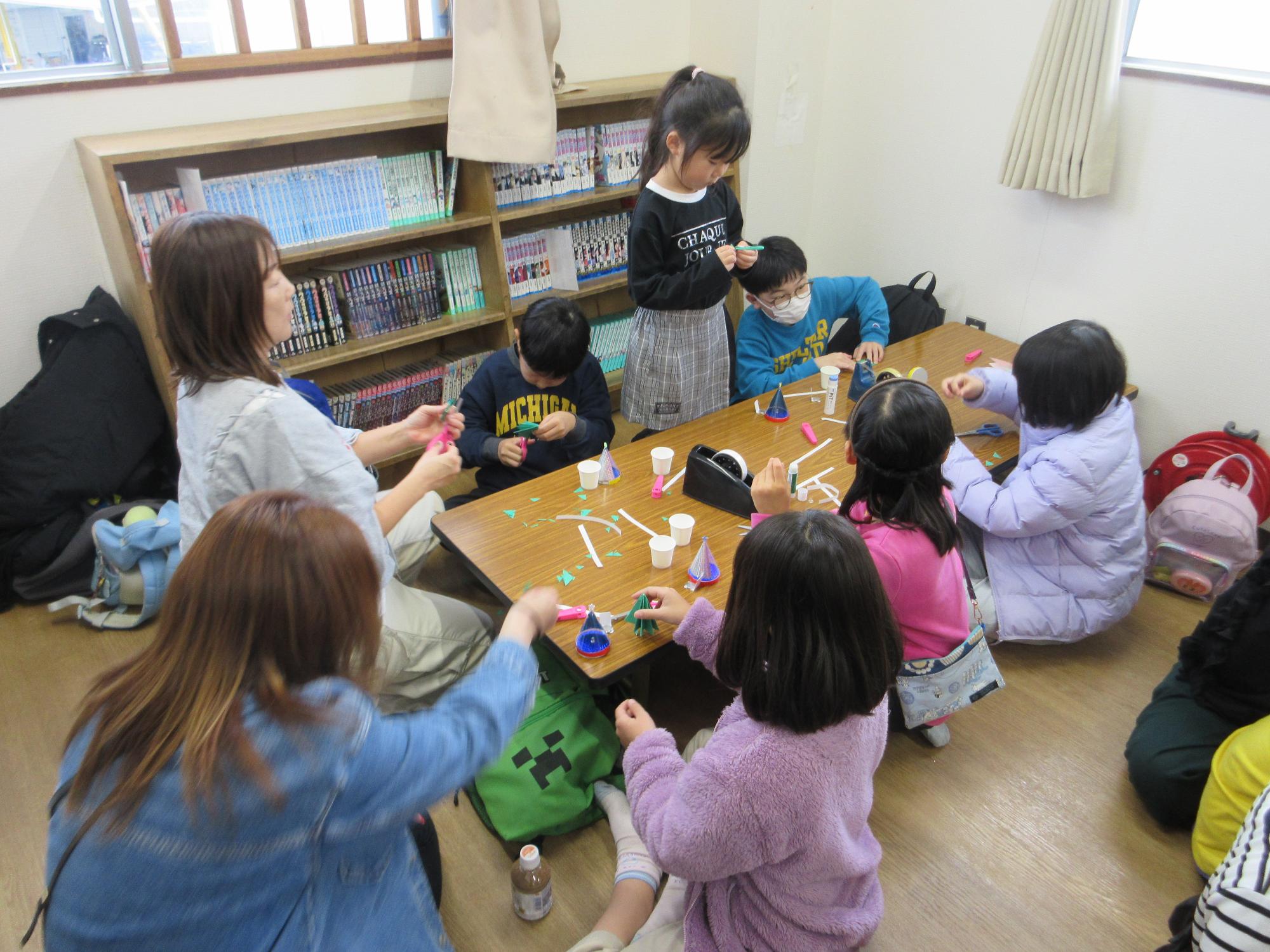 工作をするこどもたちの写真