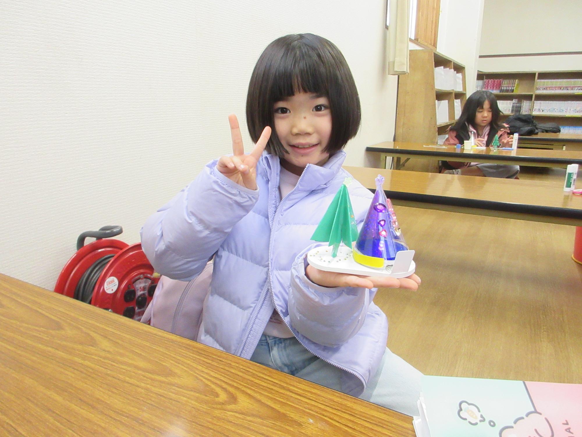 作品を持つこどもの写真