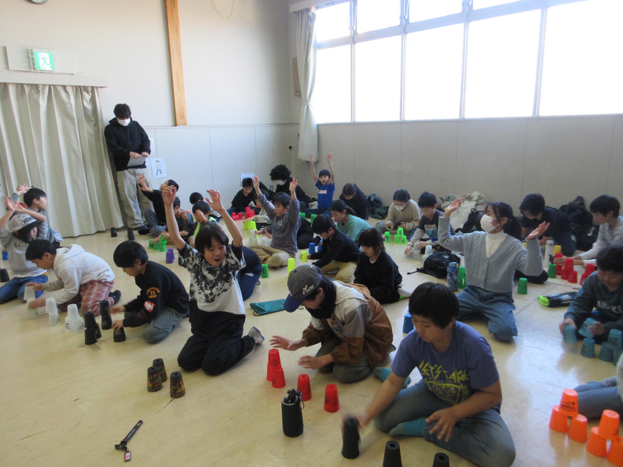 スポーツスタッキングをするこどもたちの写真