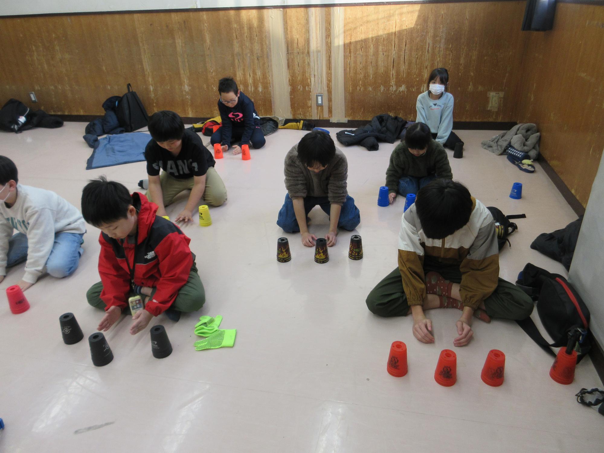 スポーツスタッキングをするこどもたちの写真