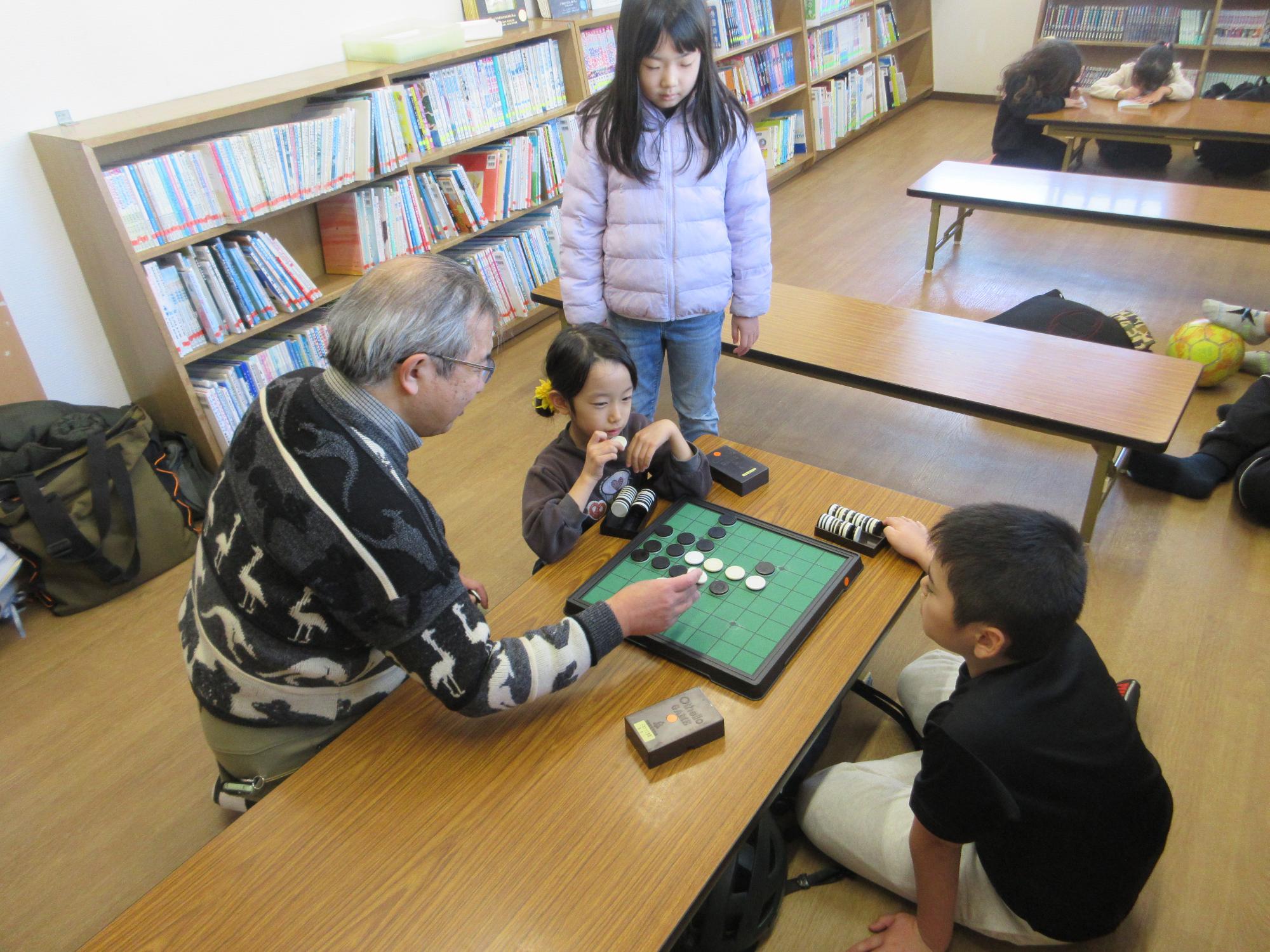 オセロをするこどもたちの写真
