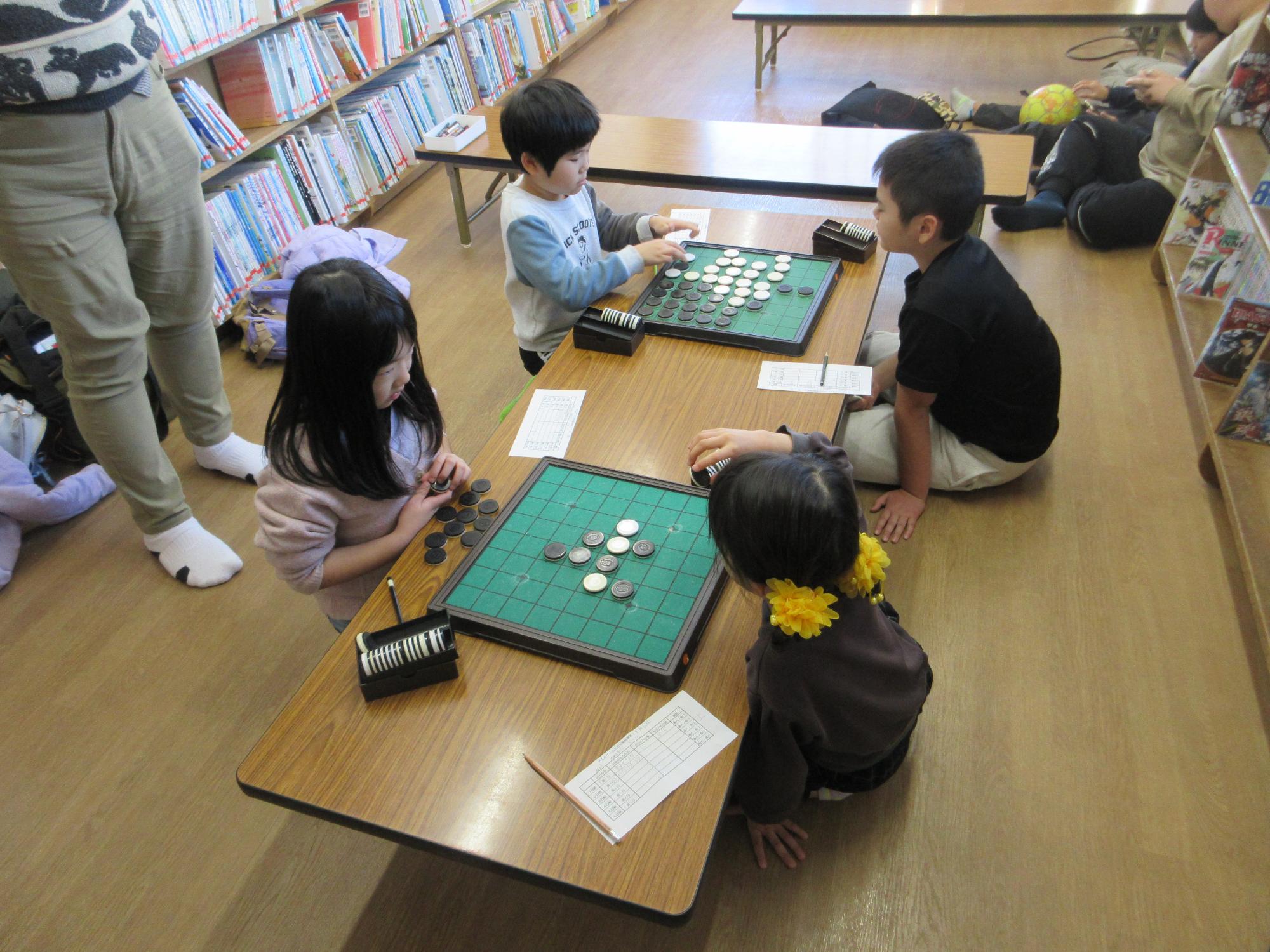 オセロをするこどもたちの写真
