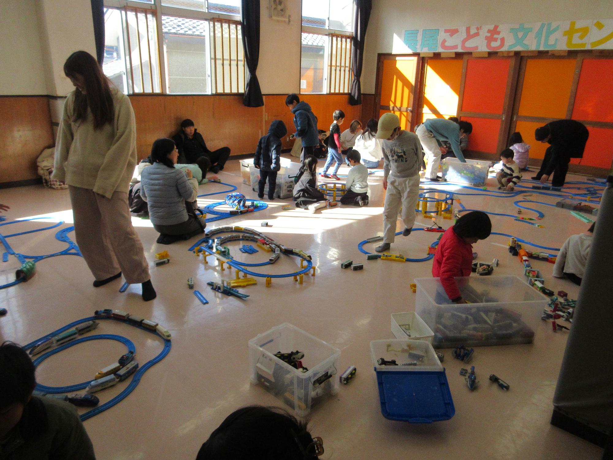 プラレールで遊ぶこどもたちの写真