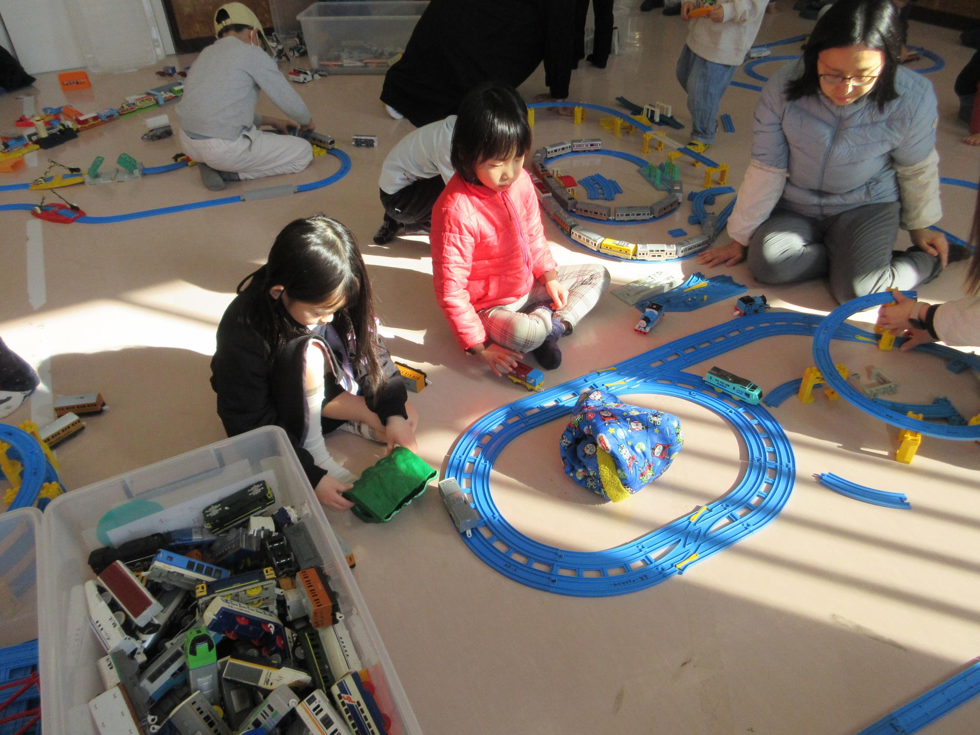 プラレールをするこどもたちの写真