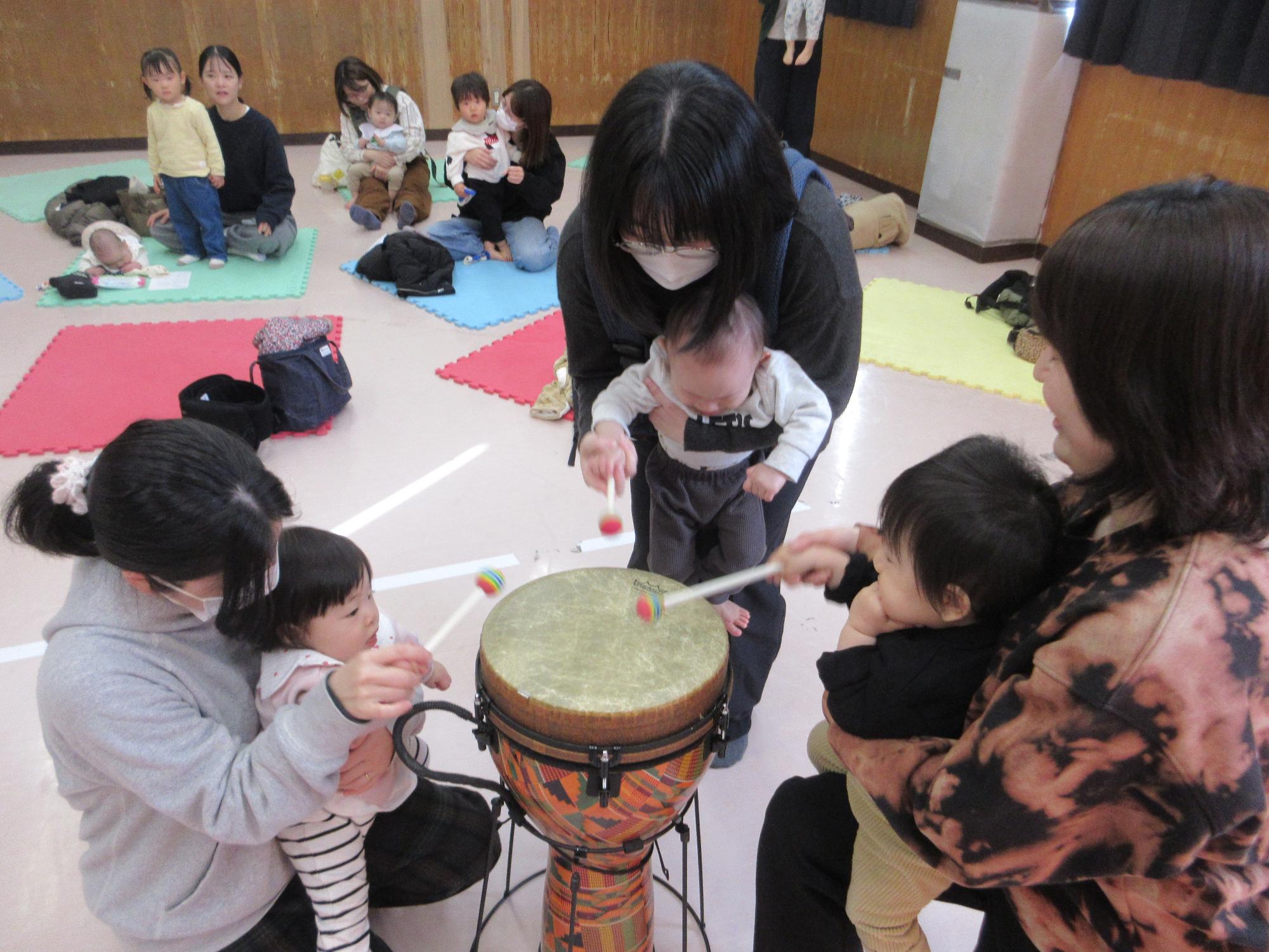 楽器を鳴らすこどもたちの写真