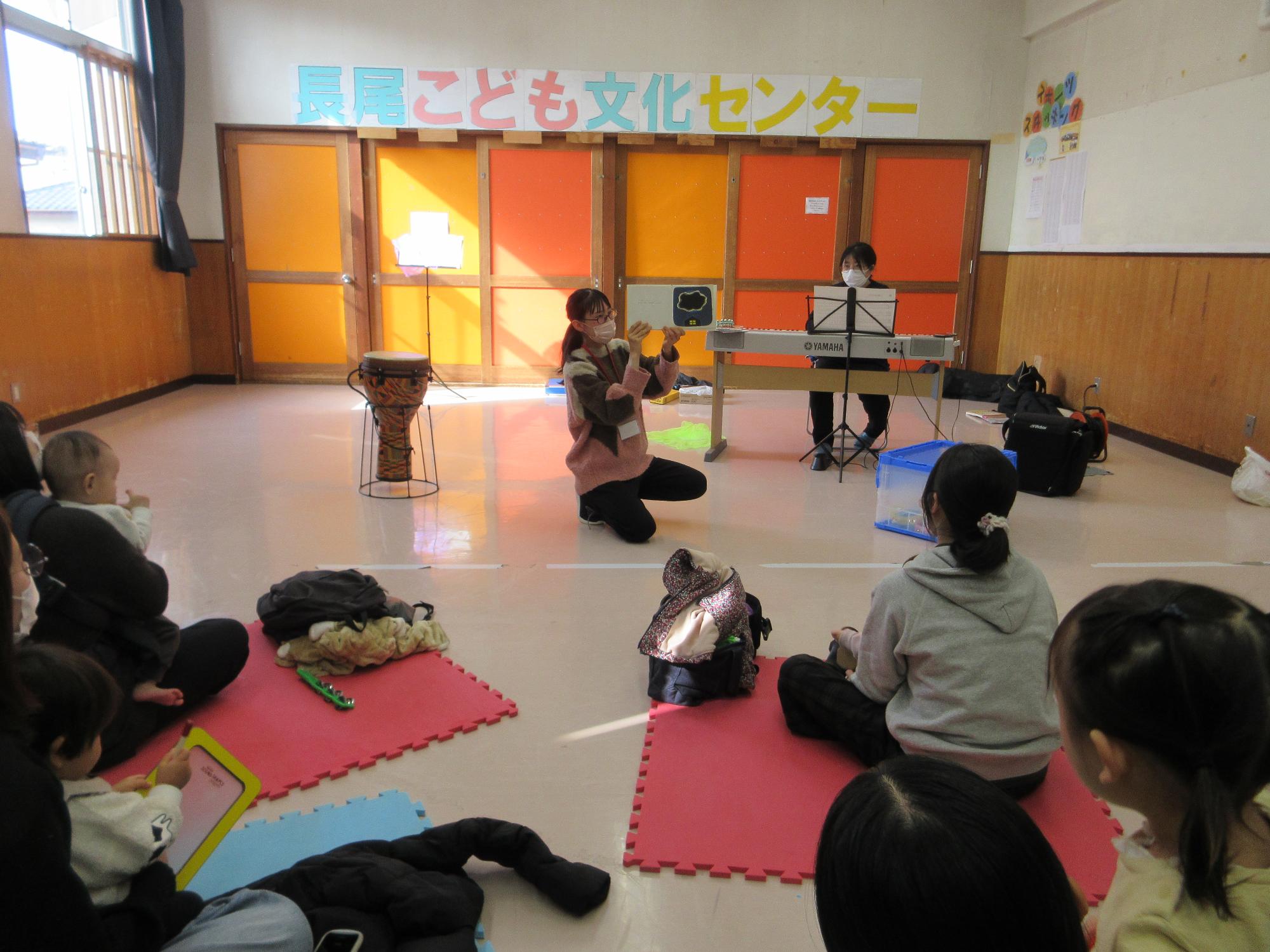 読み聞かせを聞くこどもたちの写真