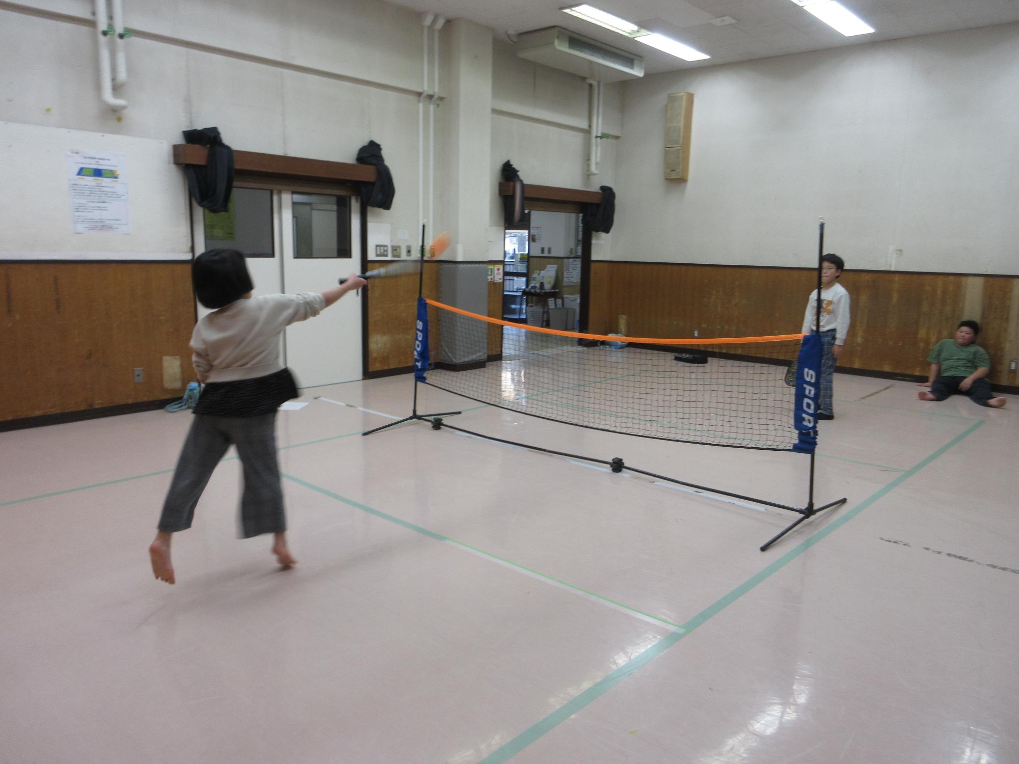 ピックルボールをするこどもたちの写真