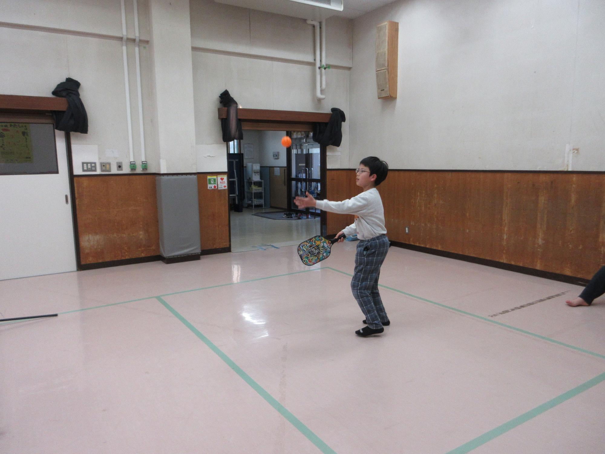 ピックルボールをするこどもたちの写真