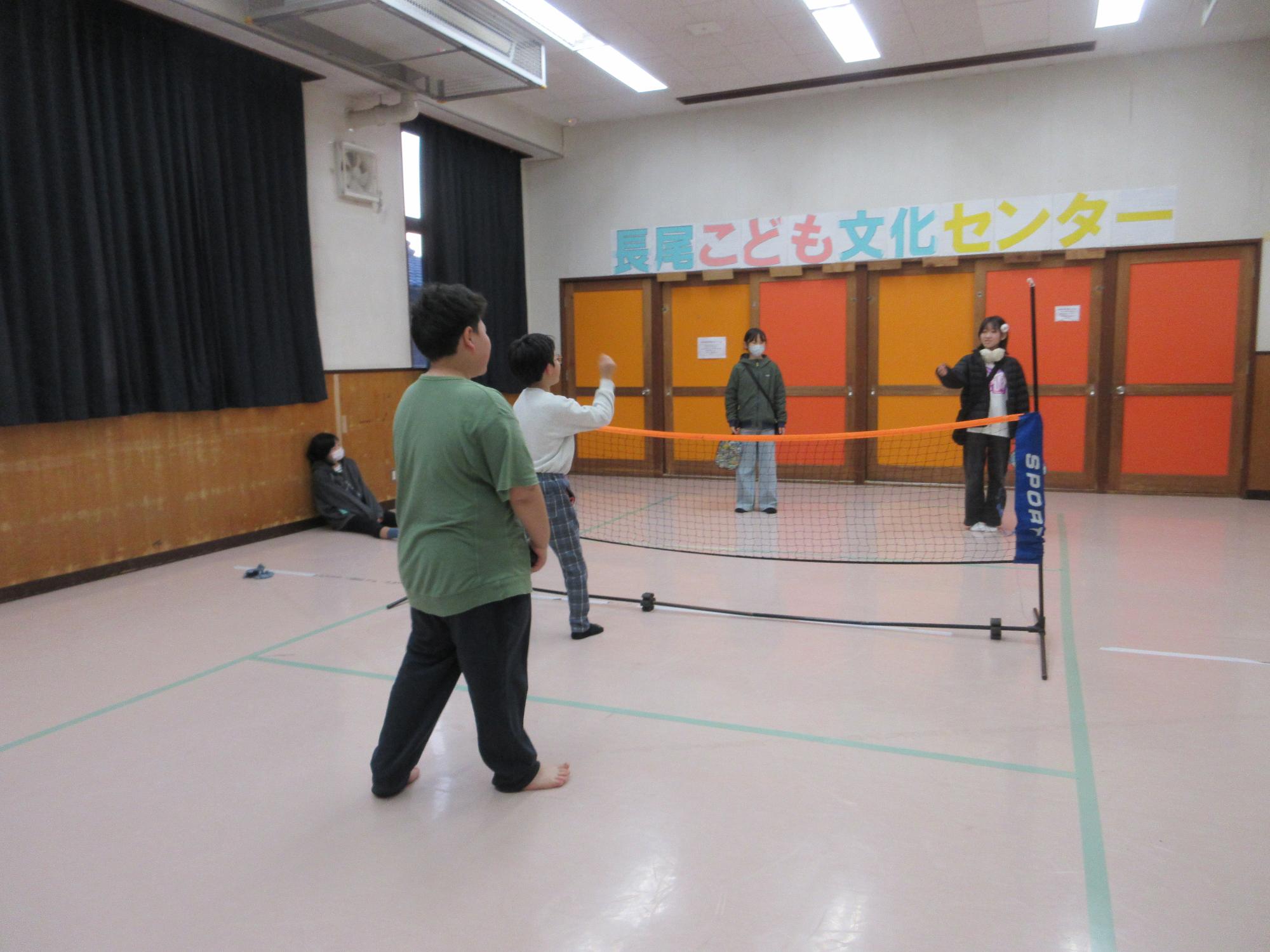 じゃんけんをするこどもたちの写真