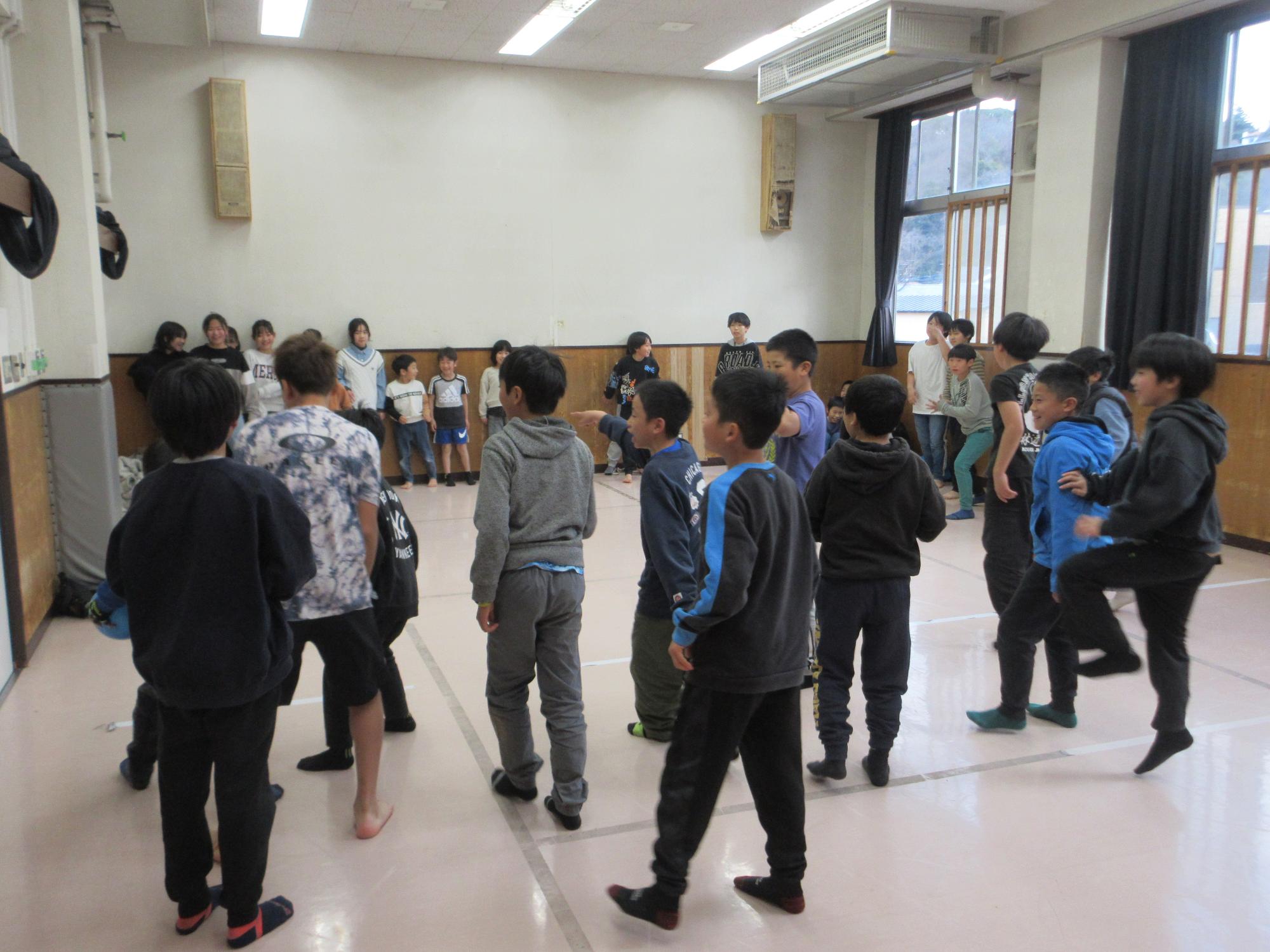 ドッジボールをするこどもたちの写真