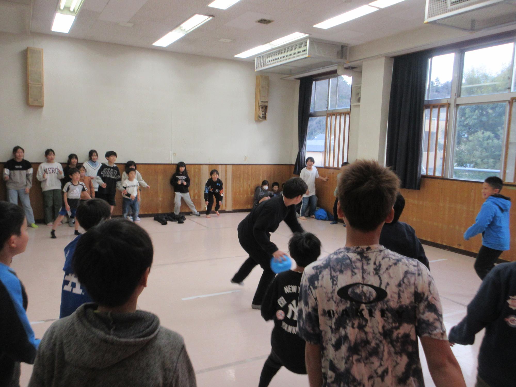 ドッジボールをするこどもたちの写真