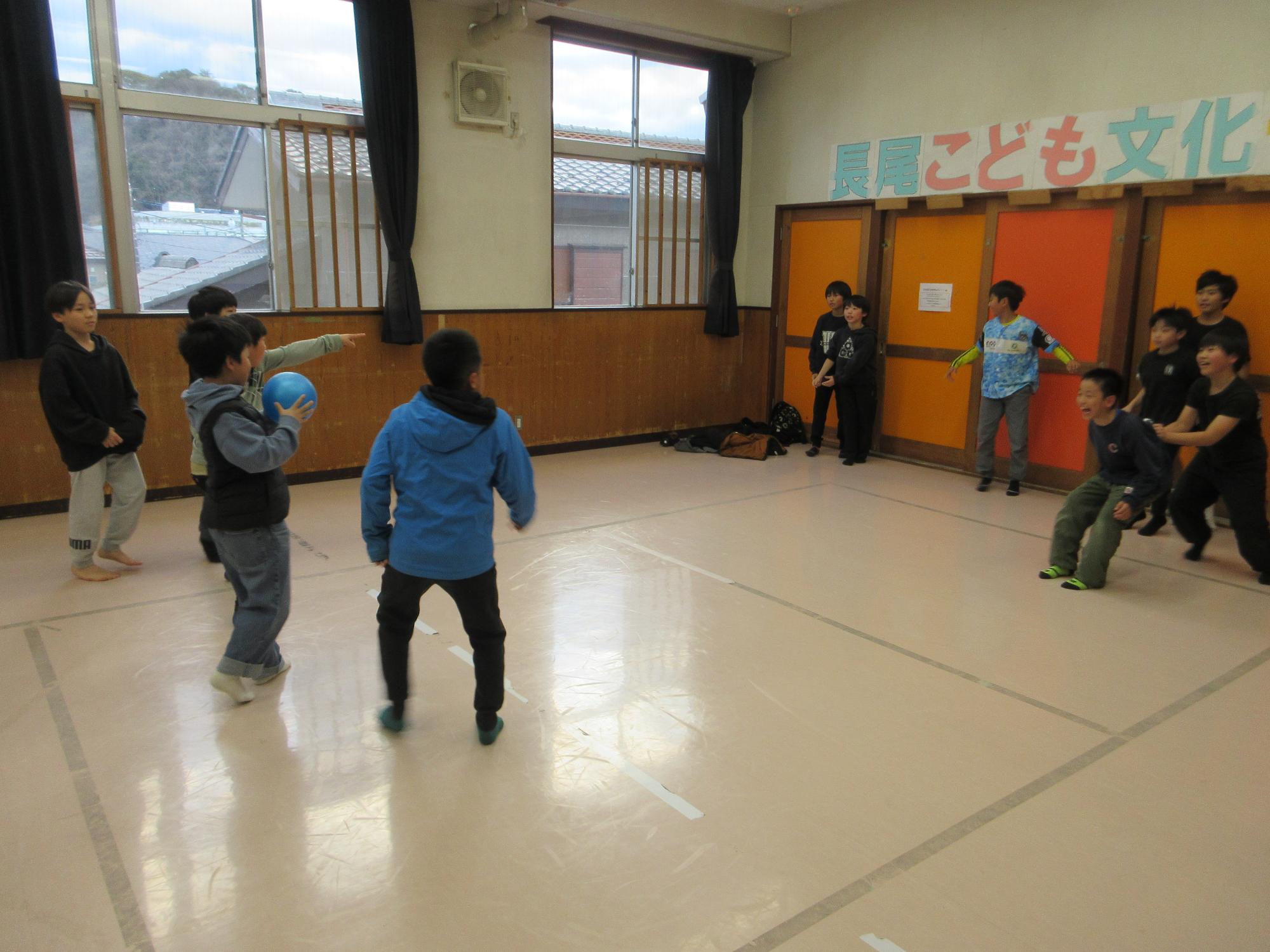 ドッジボールをするこどもたちの写真