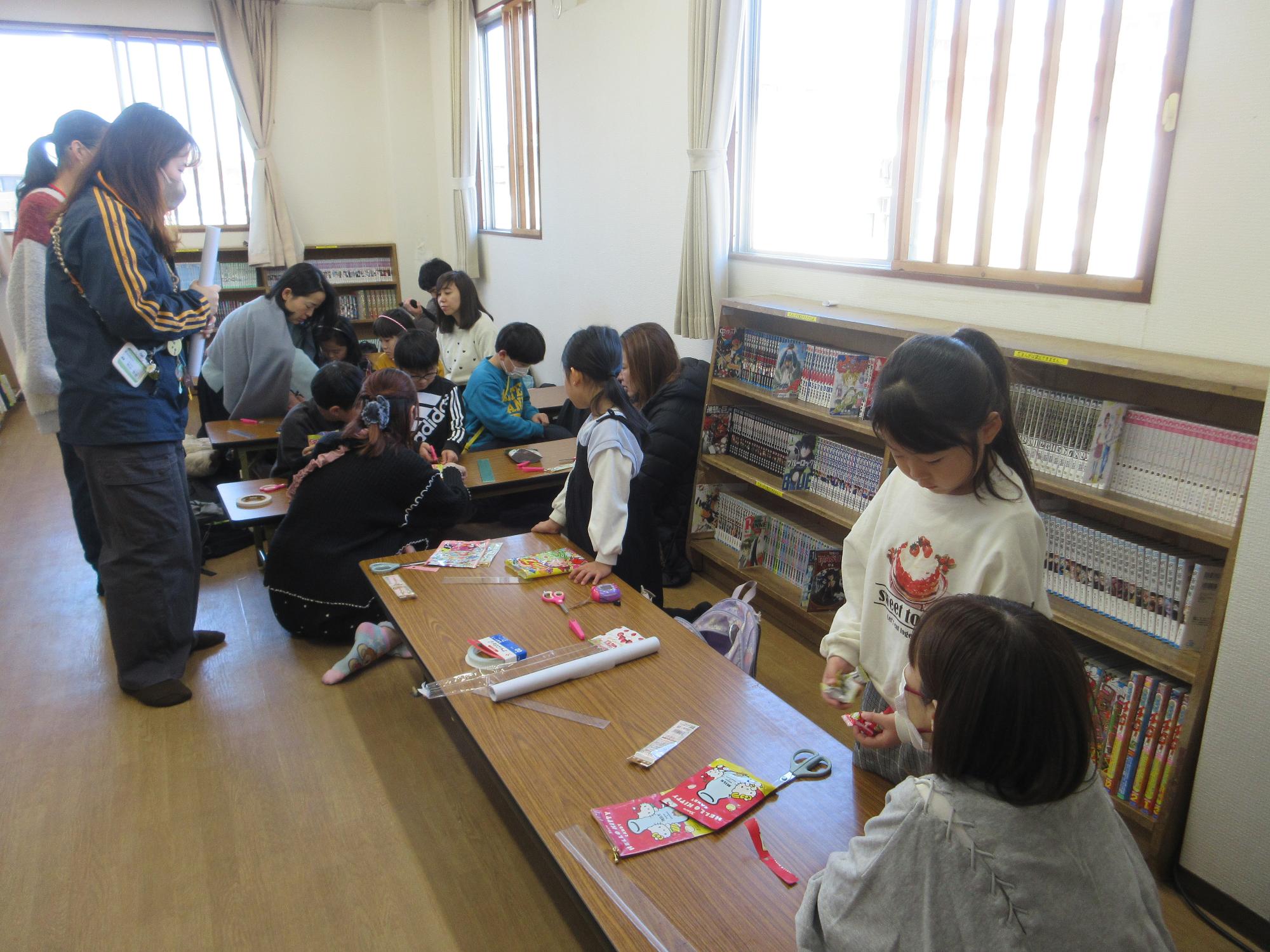 工作をするこどもたちの写真