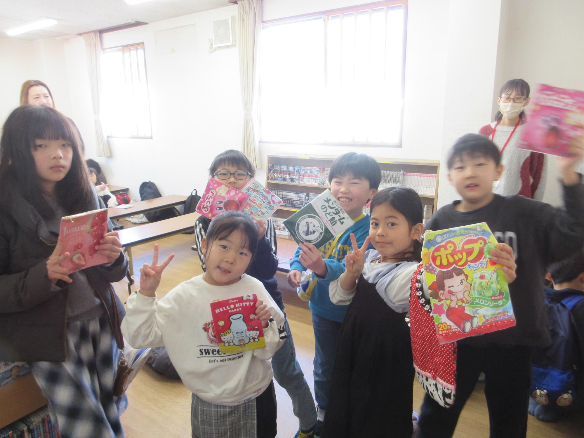 作品をもつこどもたちの写真