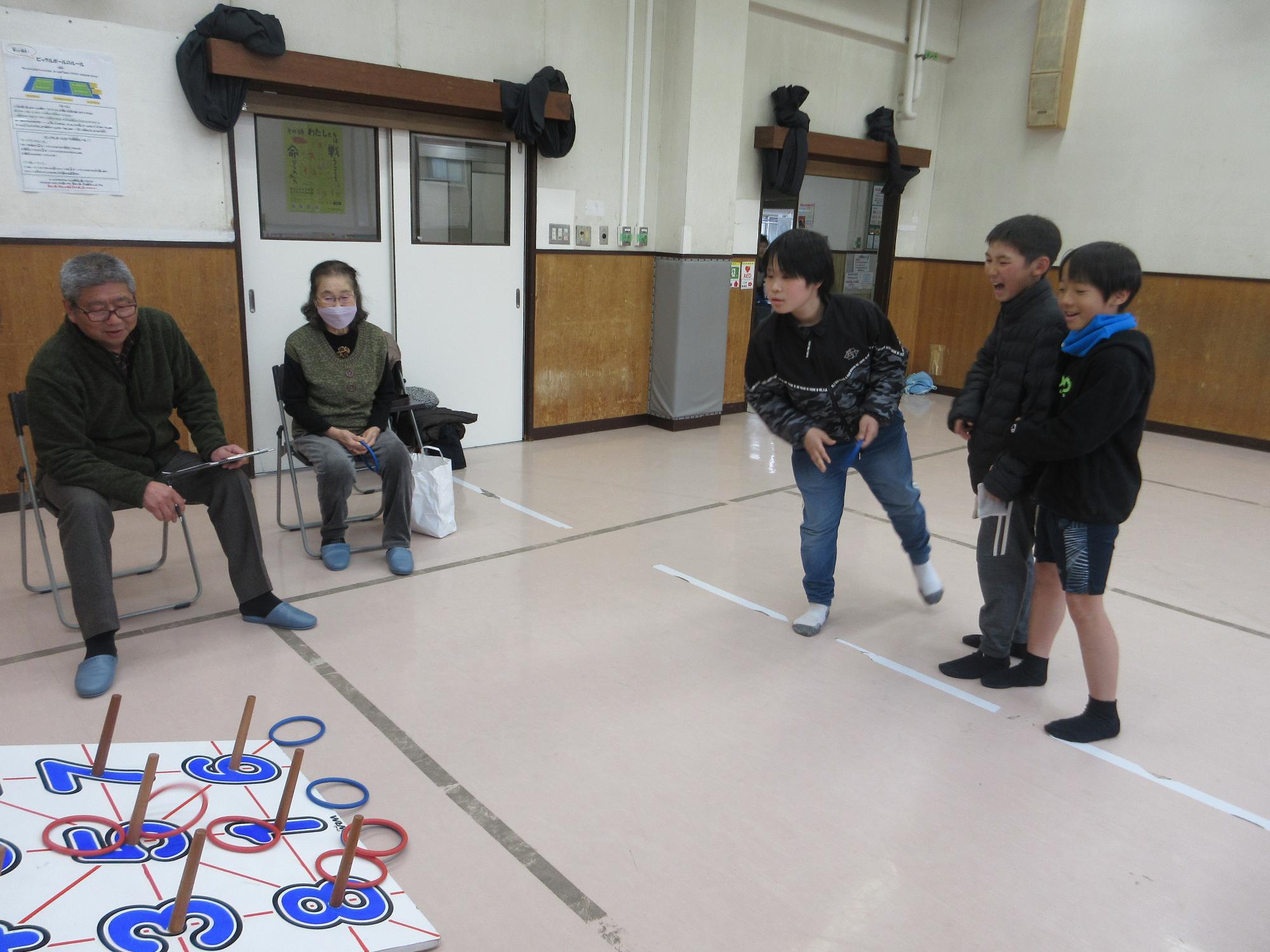 わなげをするこどもたちの写真