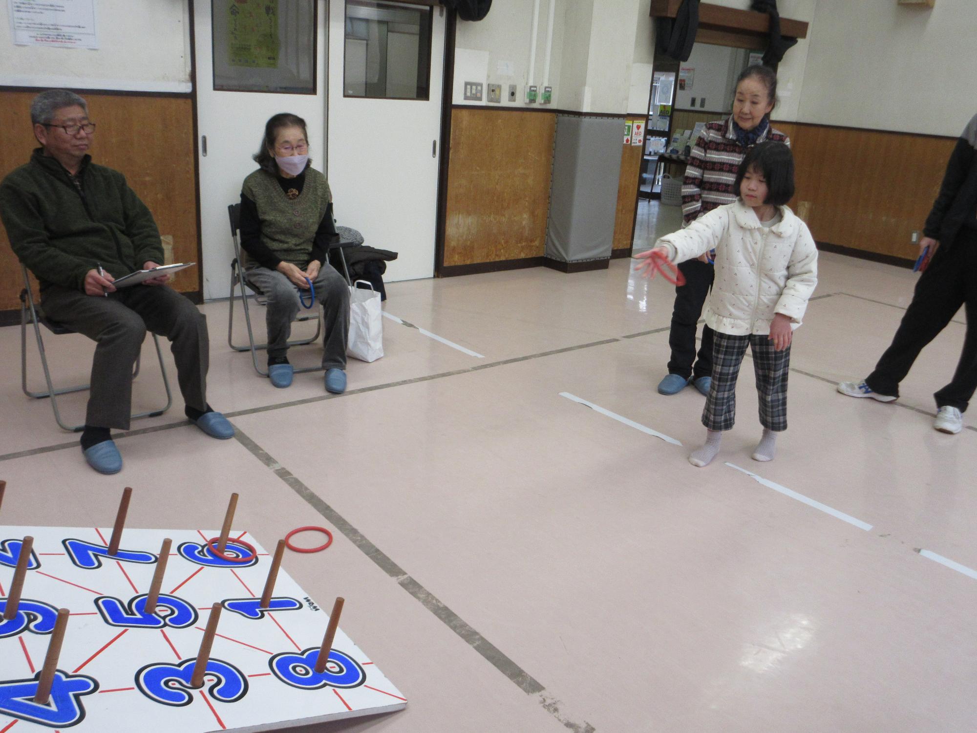 わなげをするこどもたちの写真