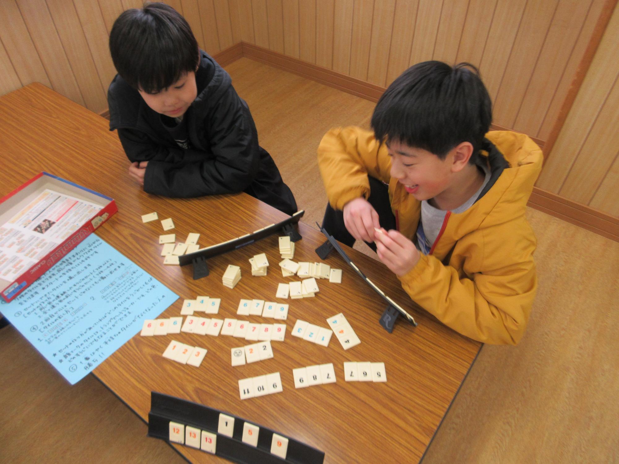 ボードゲームをするこどもたちの写真