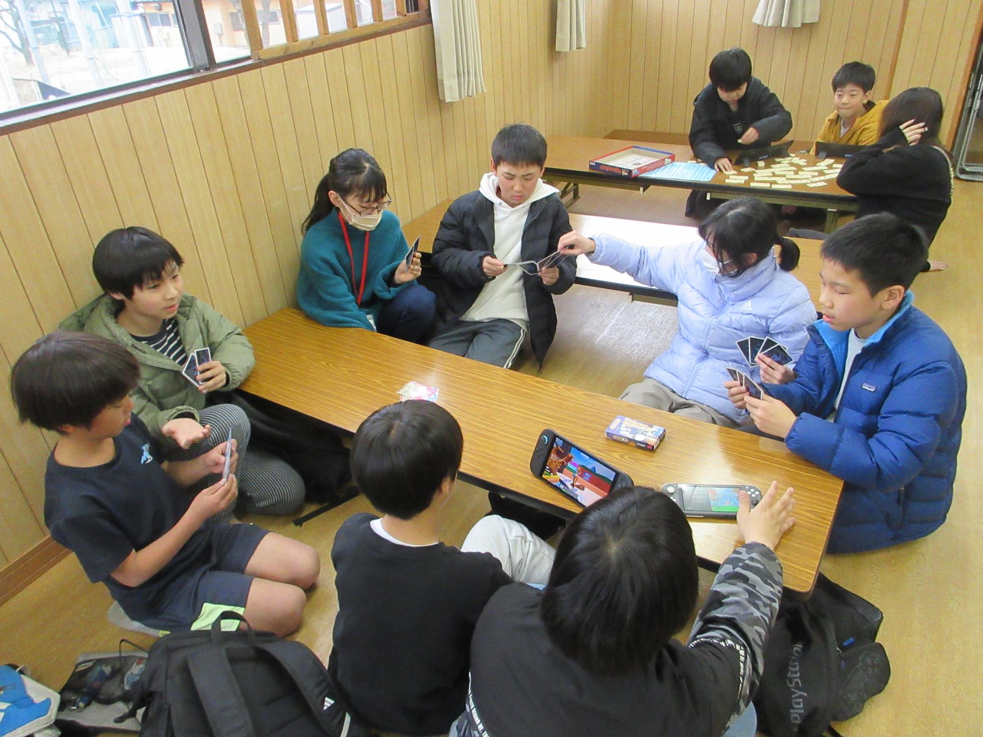 ボードゲームをするこどもたちの写真