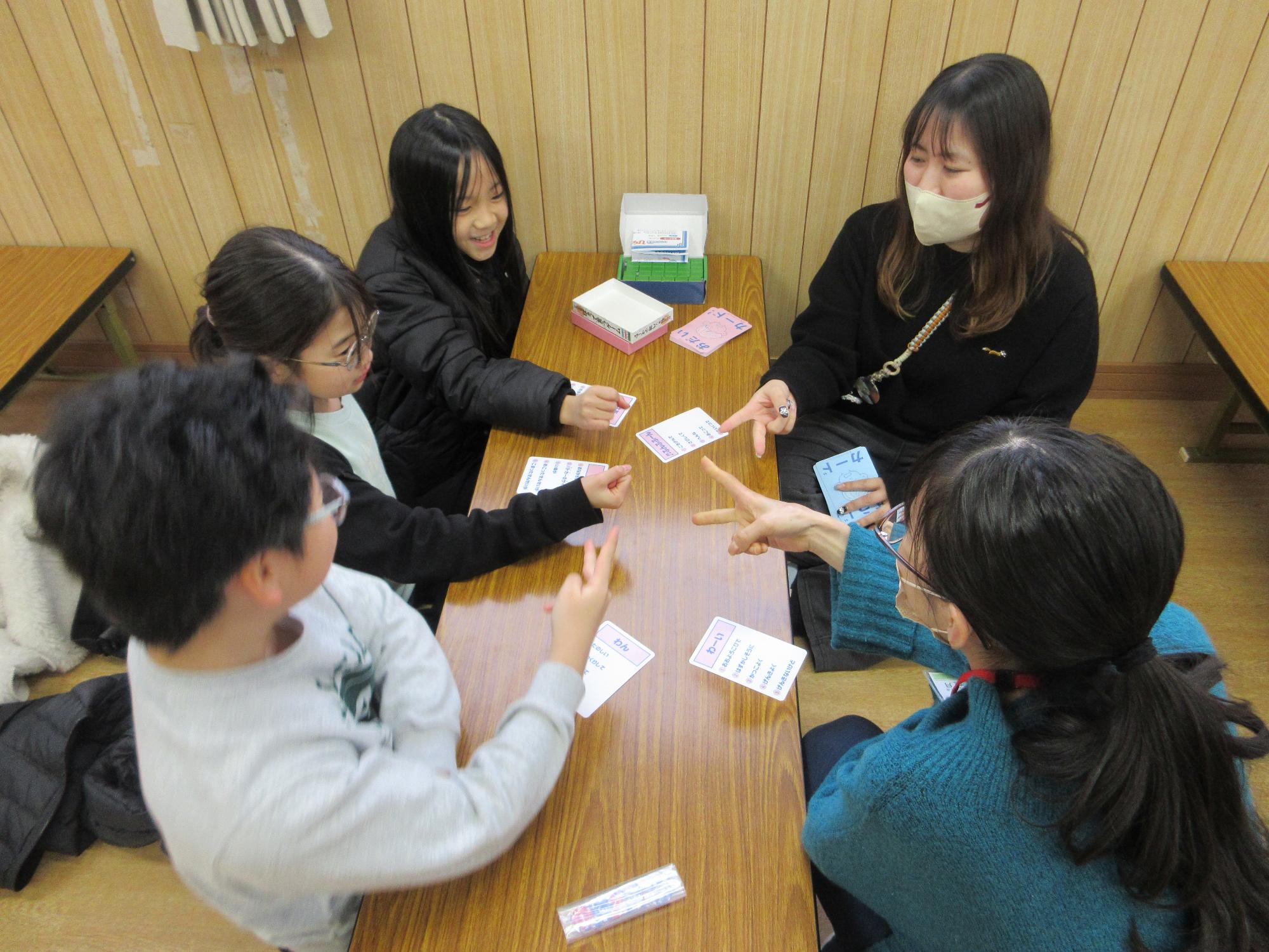 ボードゲームをするこどもたちの写真