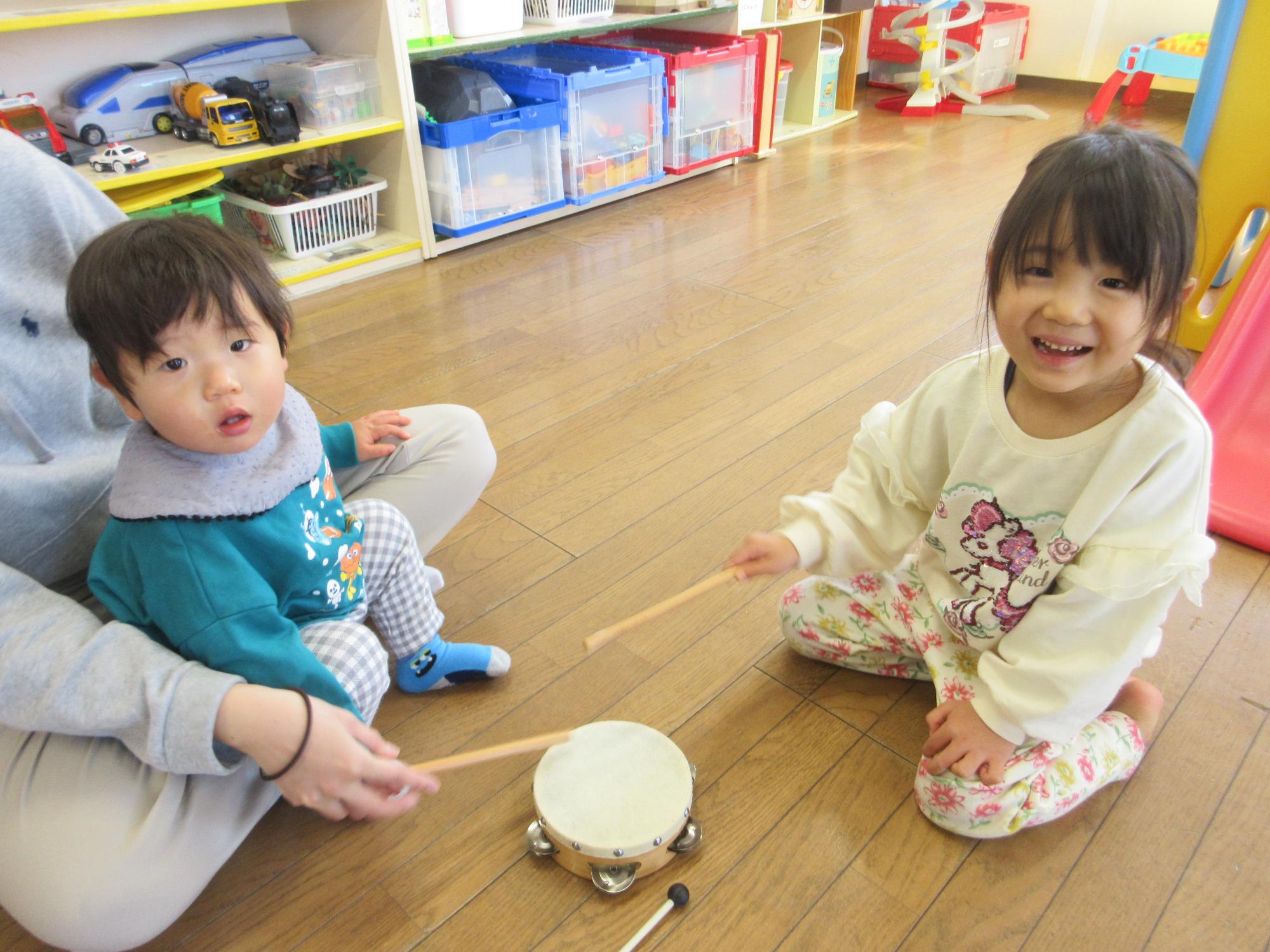 タンバリンを叩く様子