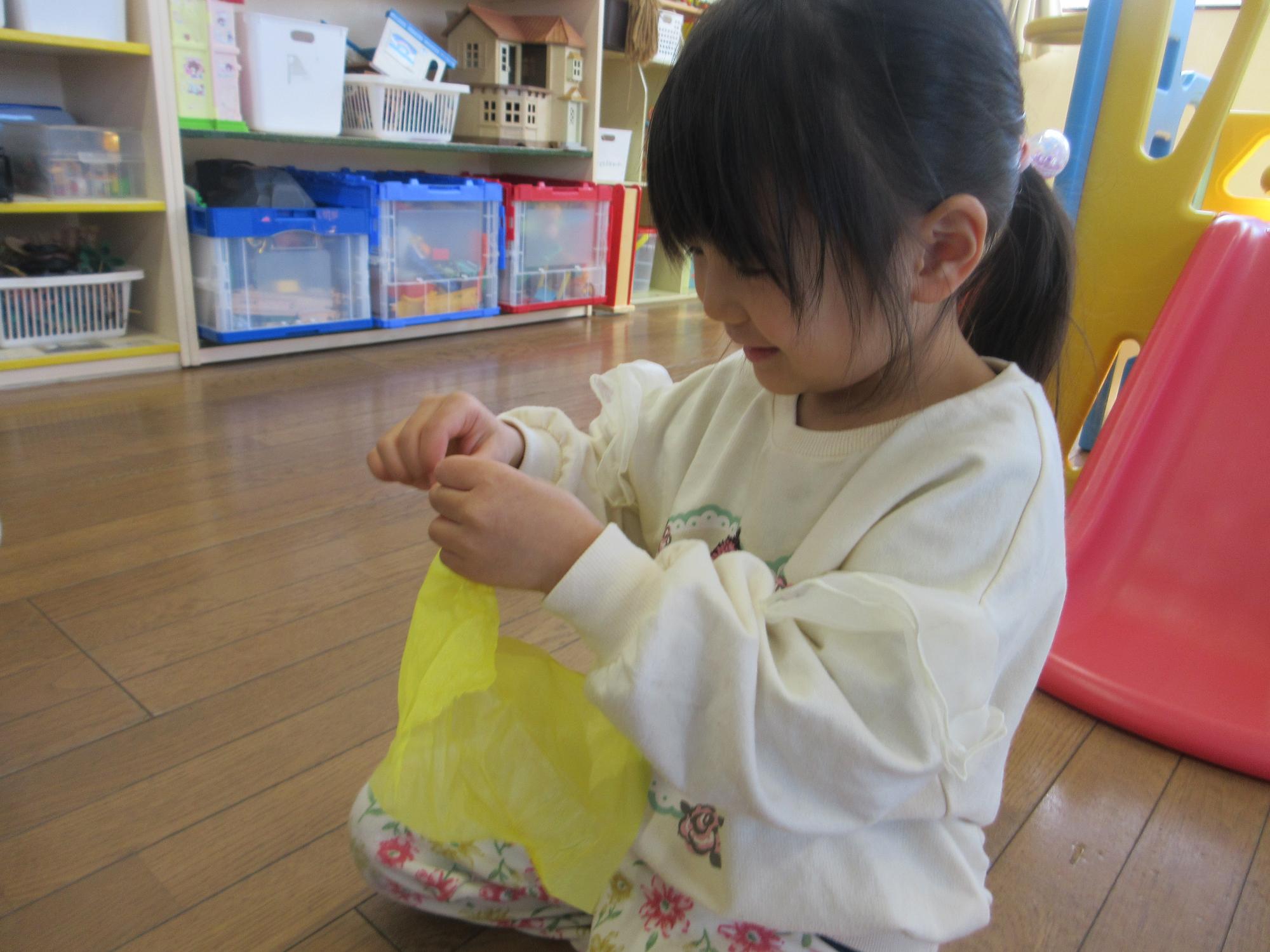 花紙をちぎる様子