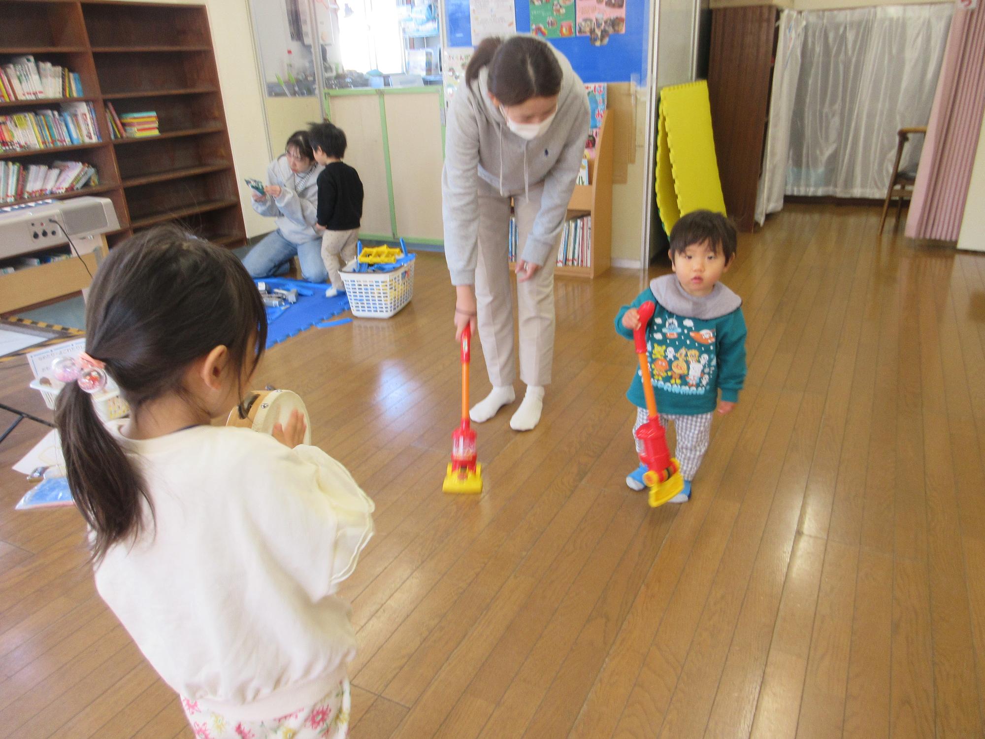 掃除機で遊んでいる様子
