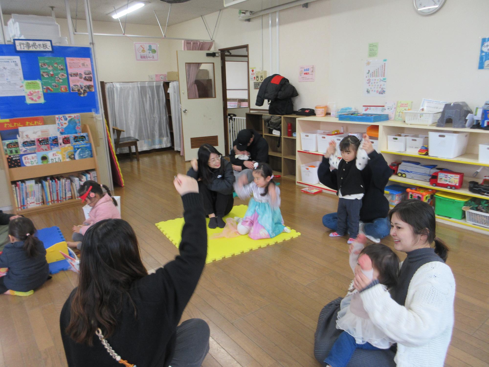 鬼のパンツの歌で遊ぶ様子