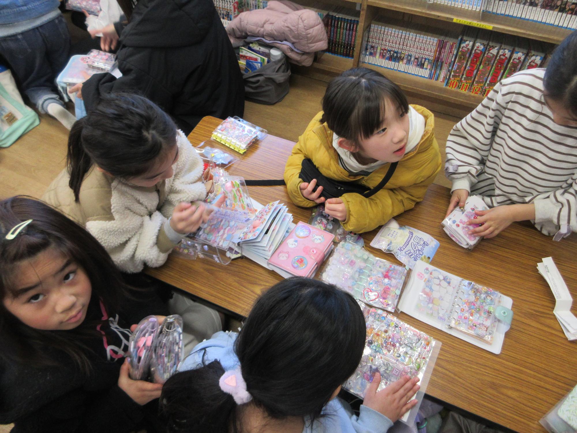 シール交換に参加する子どもの様子