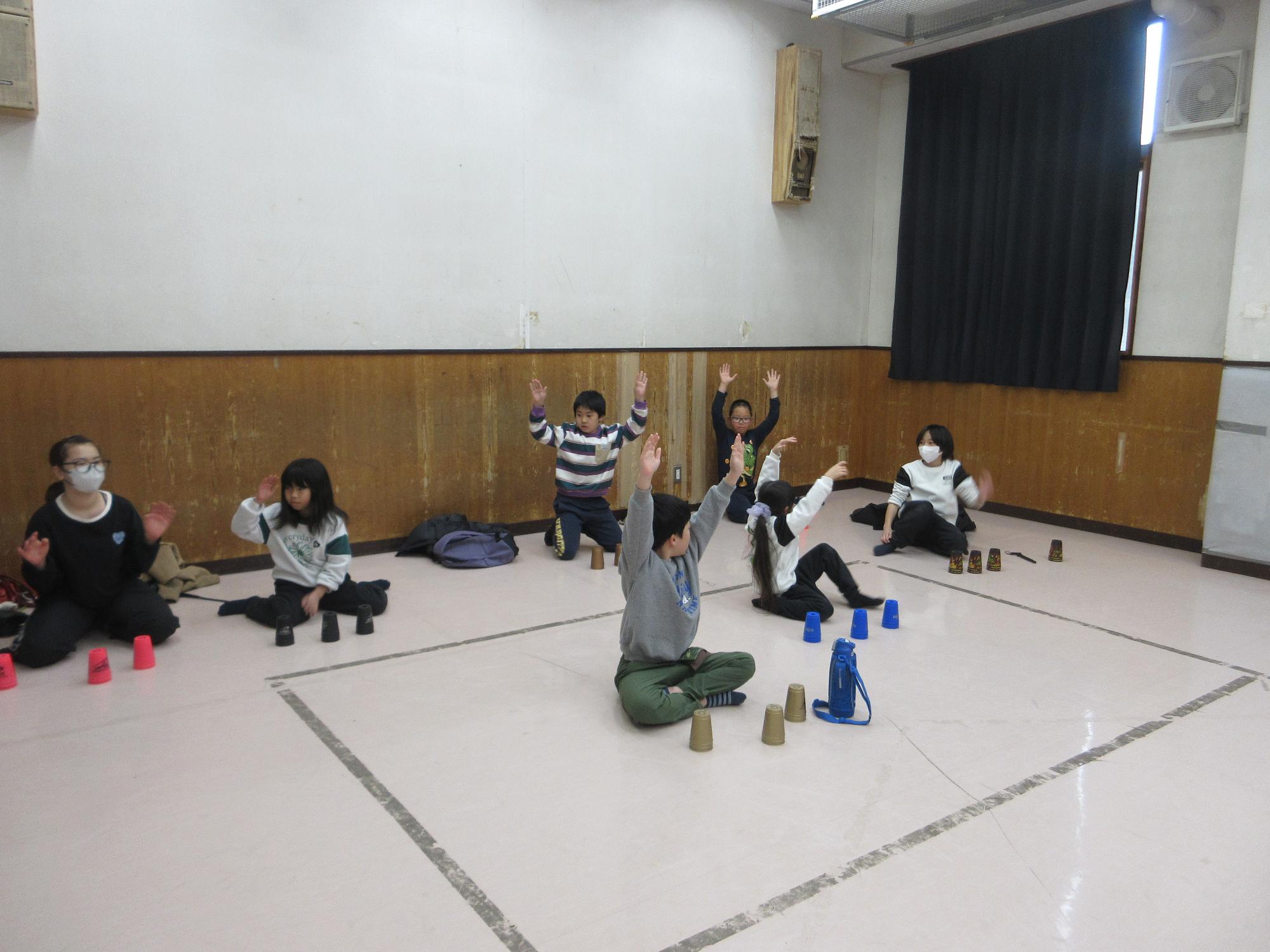 スタッキングに参加する子どもたち