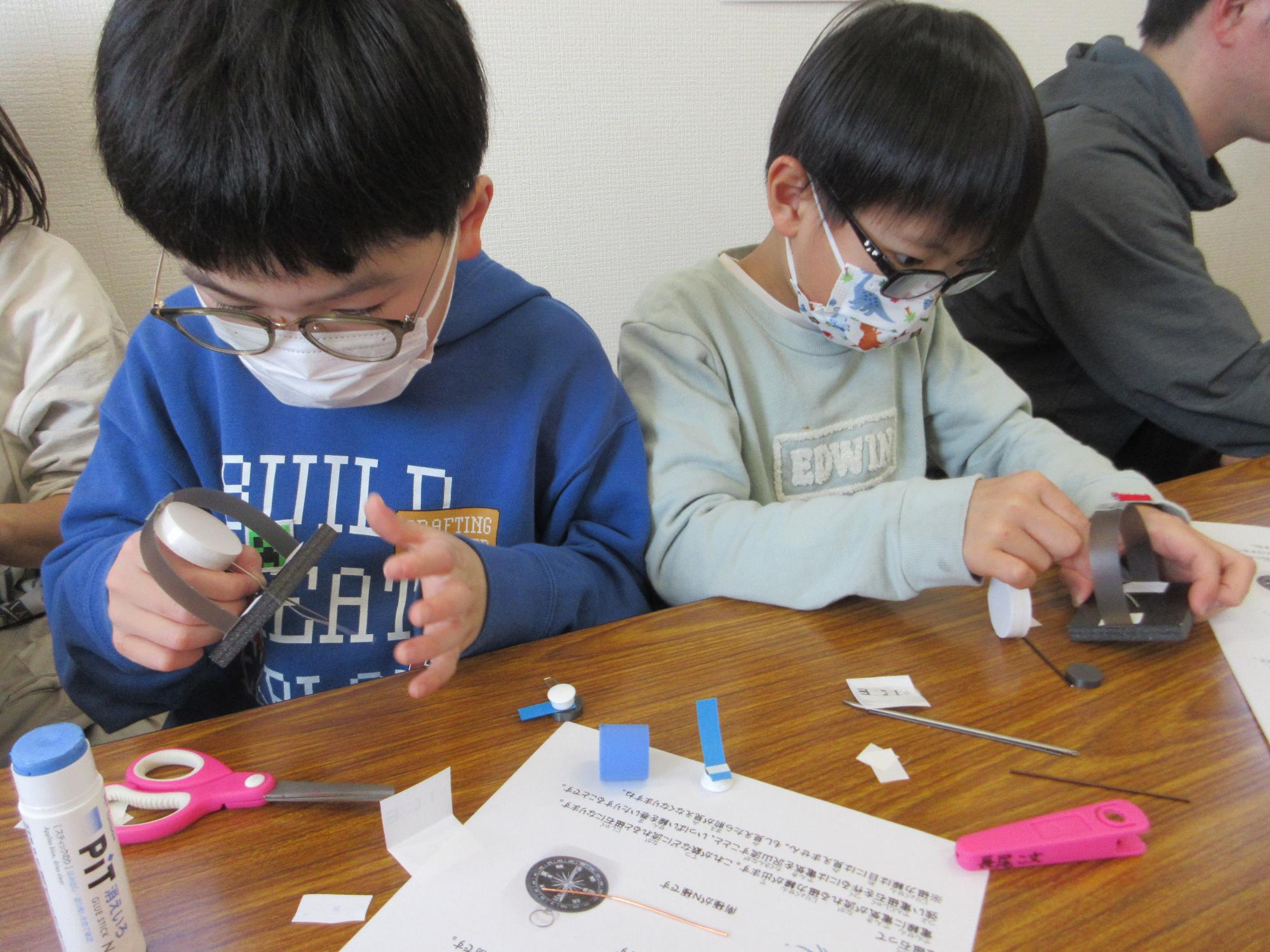 浮く円盤を作る子どもたち