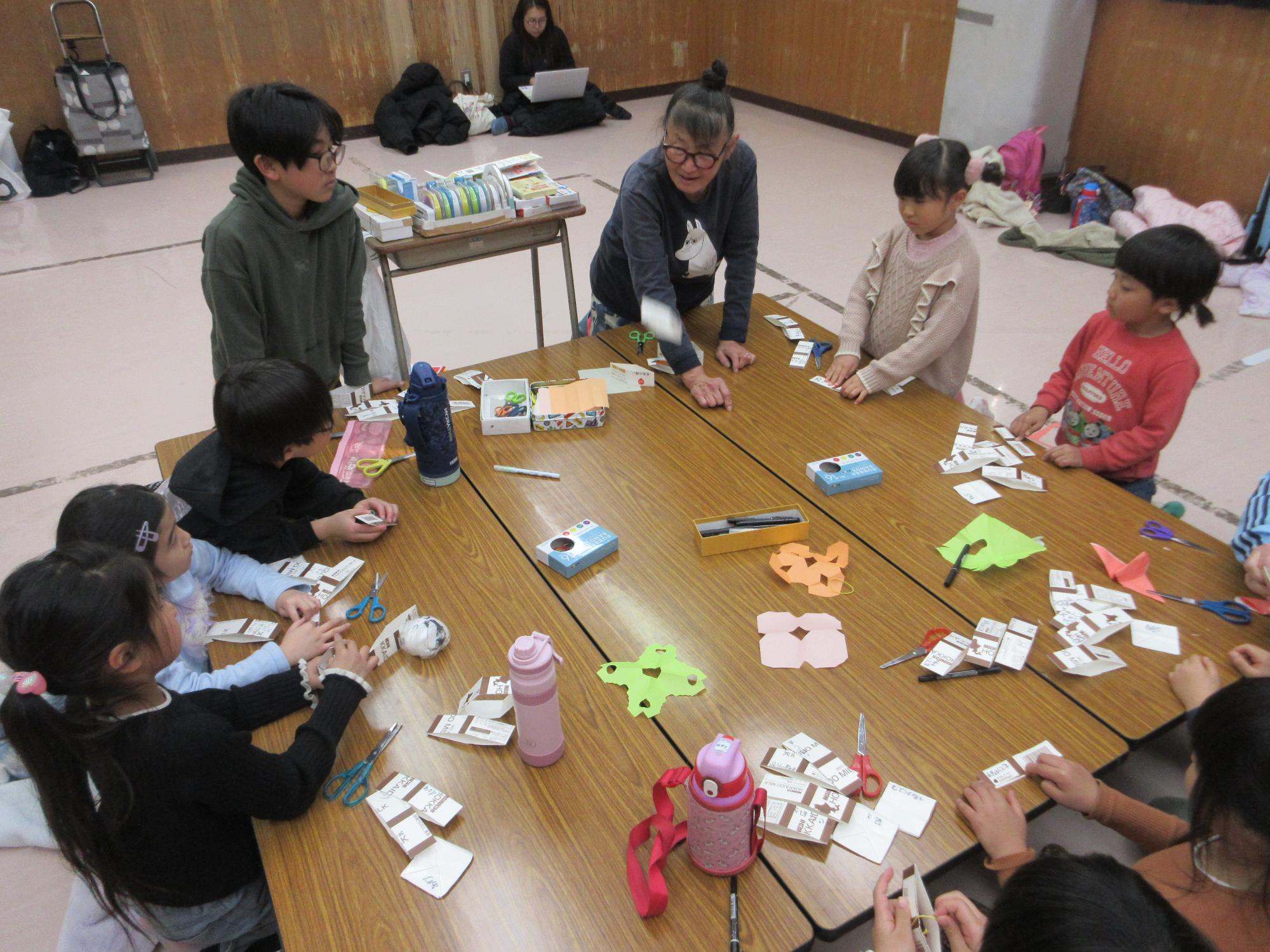 工作を作る子どもたちの写真