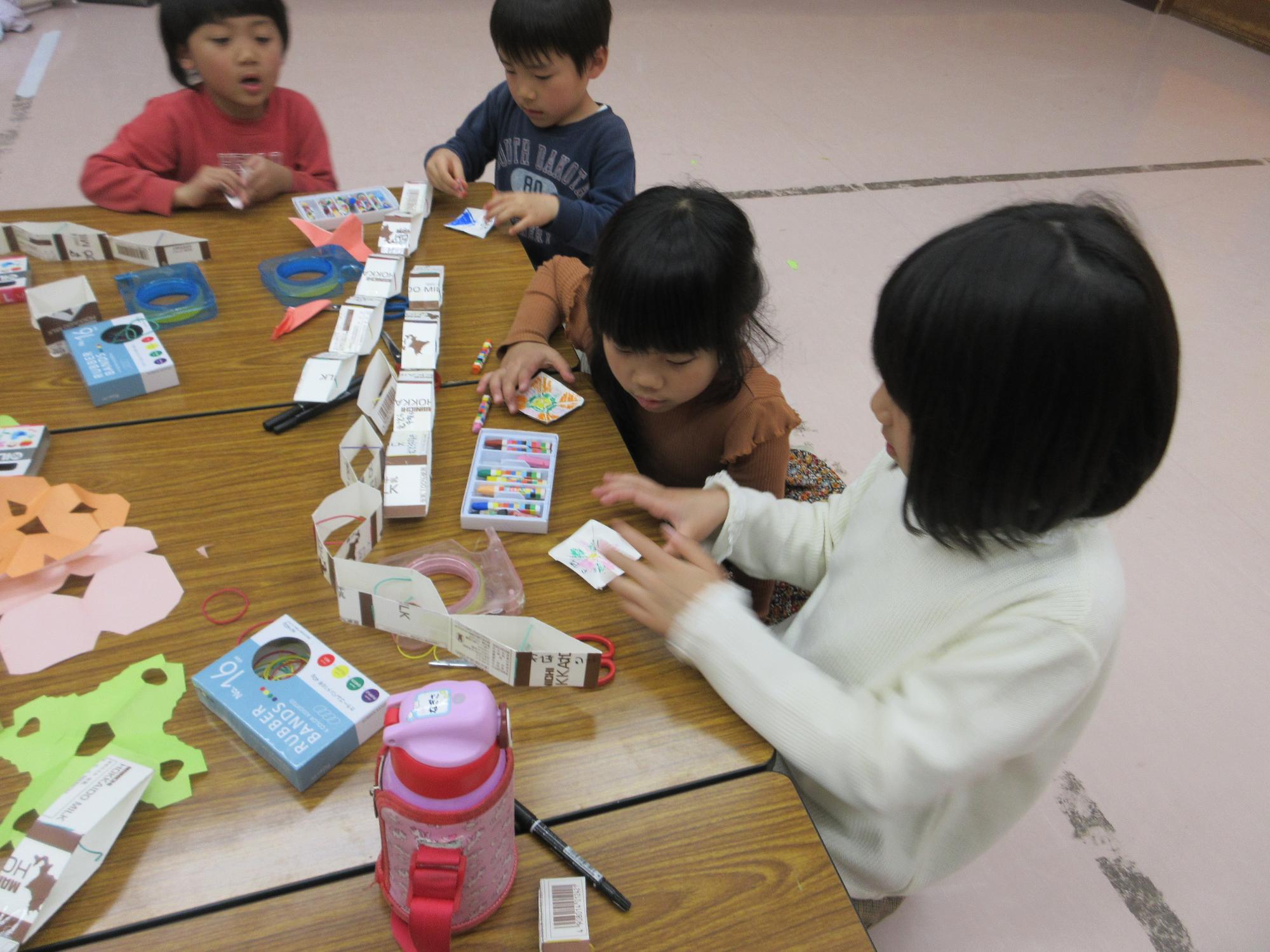 工作を作るこどもたちの写真