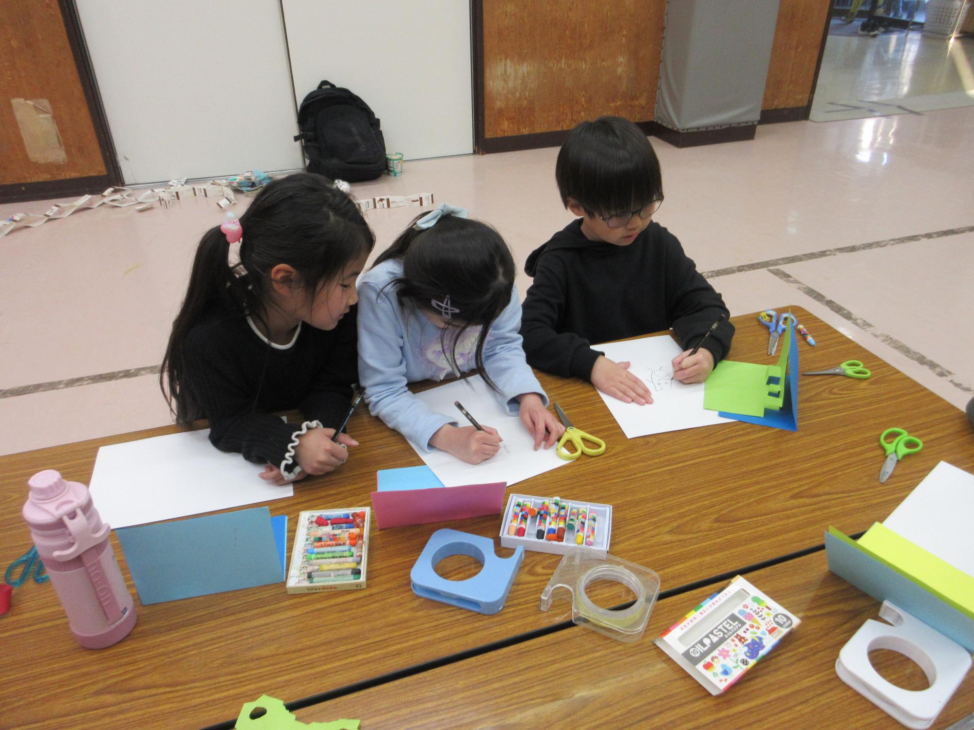 工作を作るこどもたちの写真