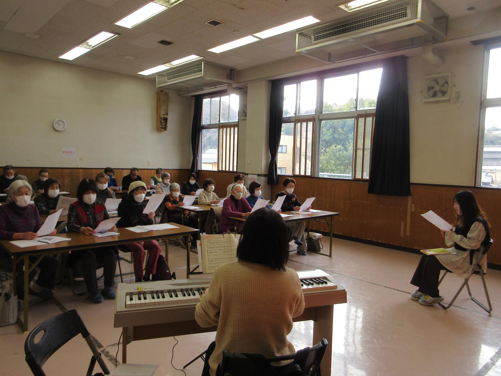 参加者で歌を歌う様子