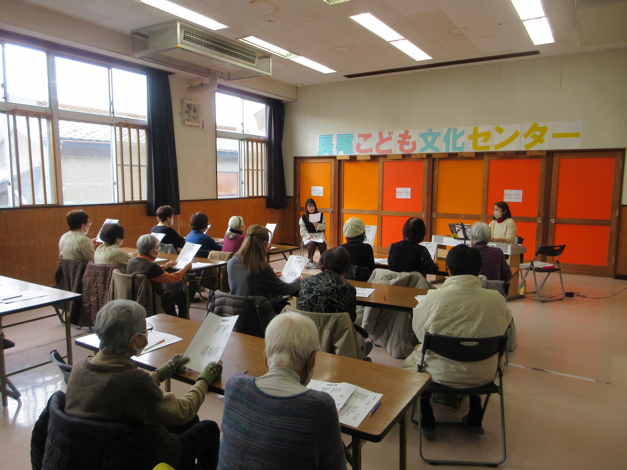 歌を歌っている様子