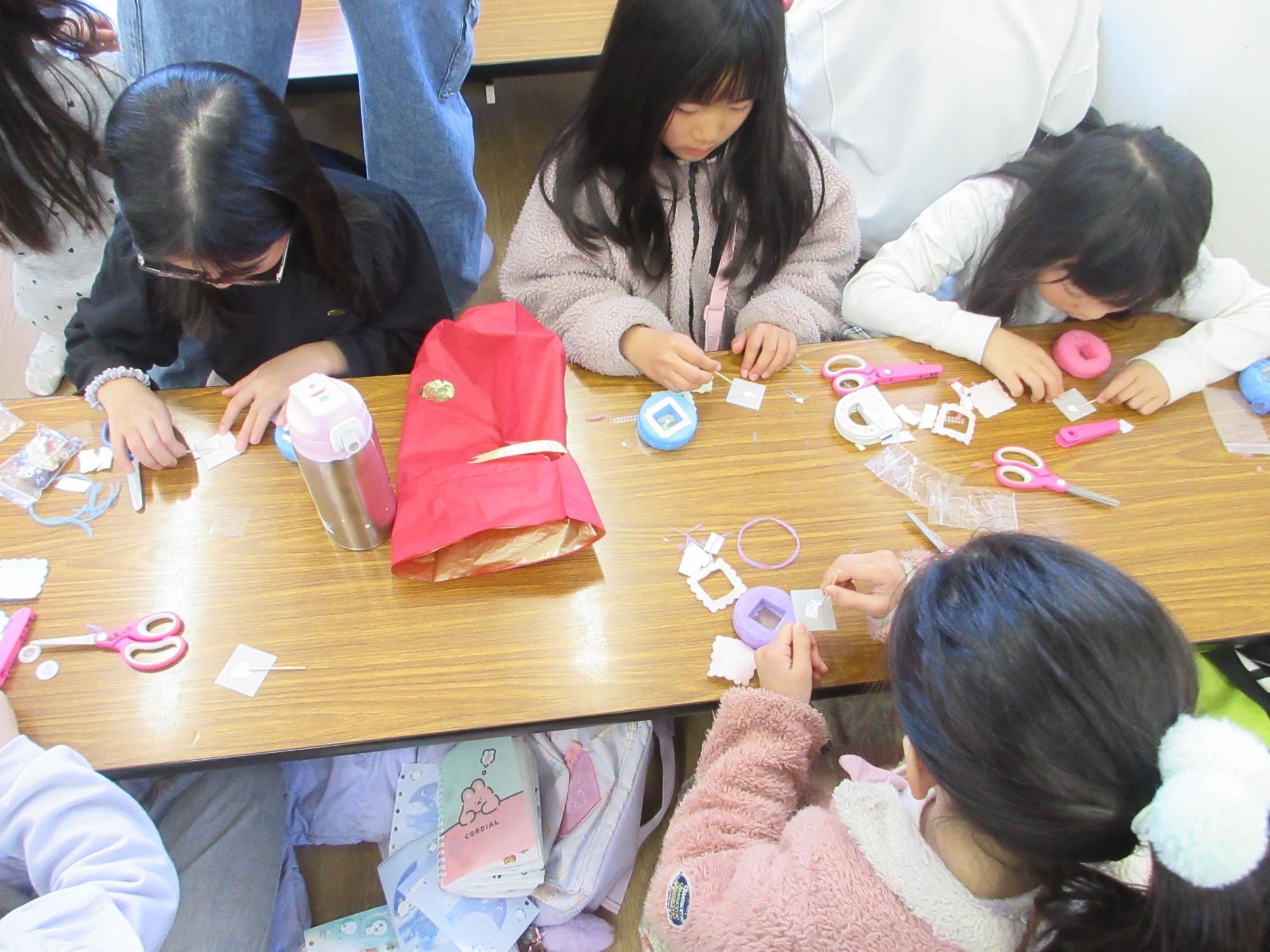 作っている様子