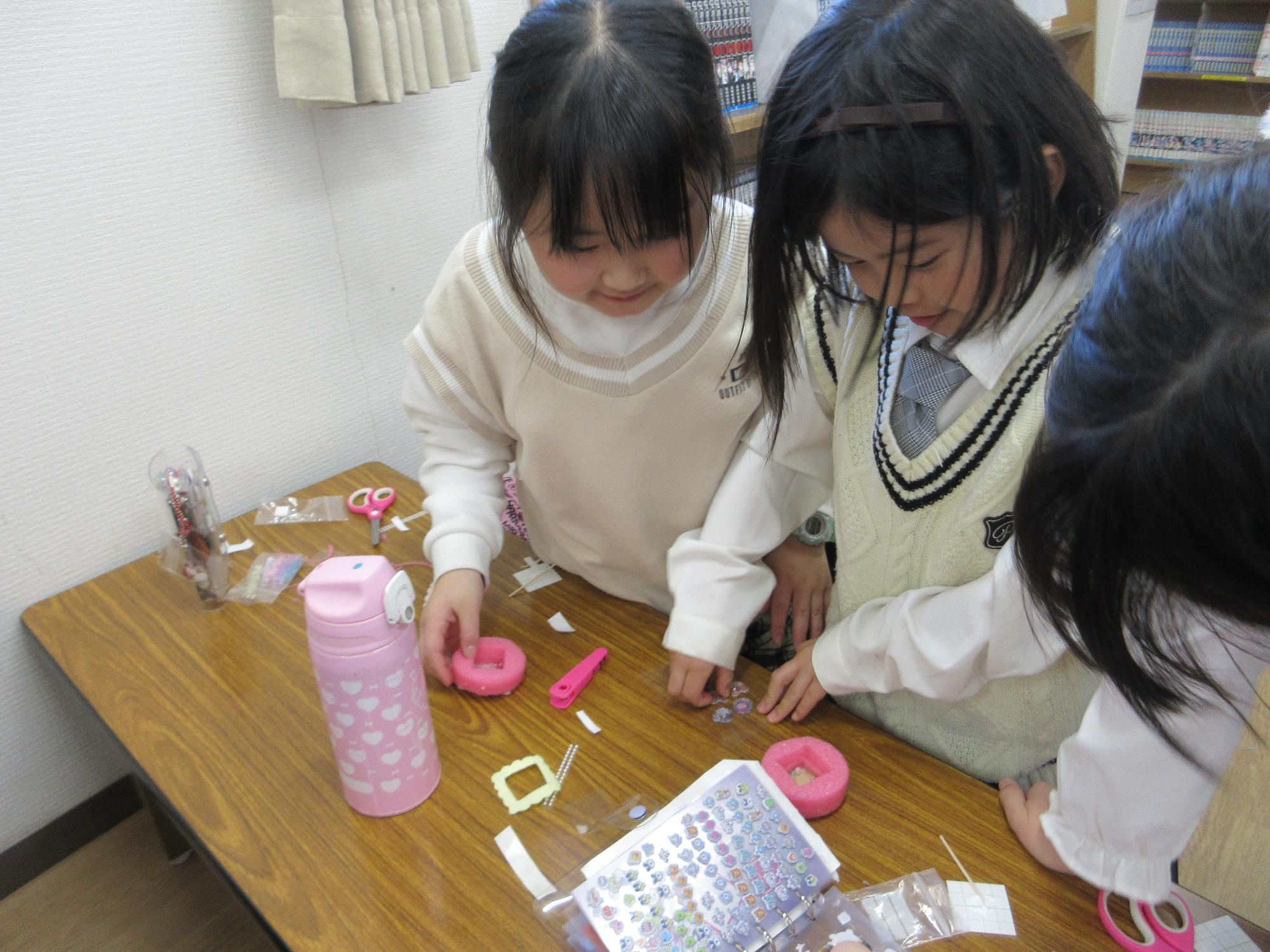 中に入れるものを相談する様子