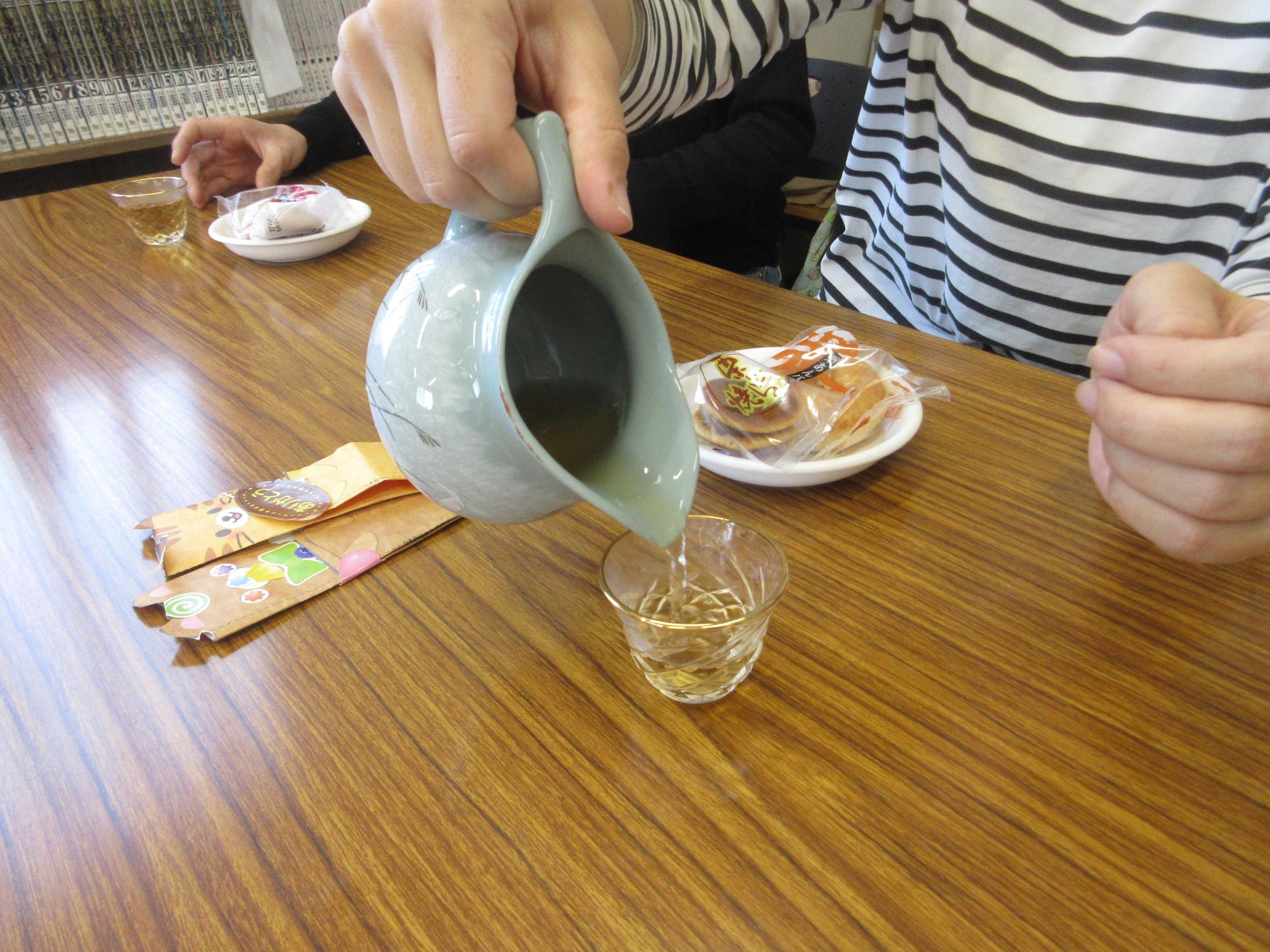 先生の入れたお茶を楽しむ様子
