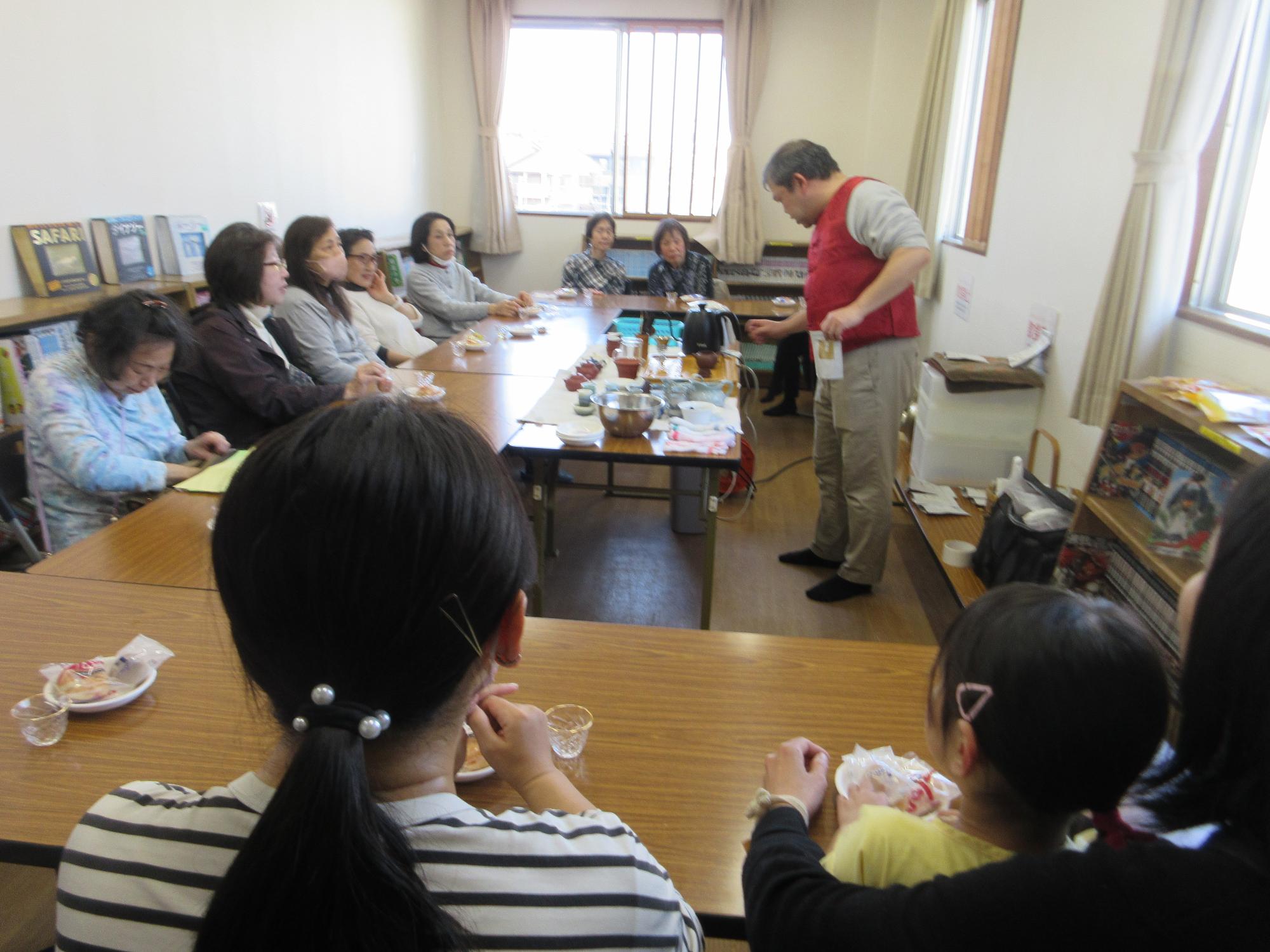 お茶の話を聞く様子