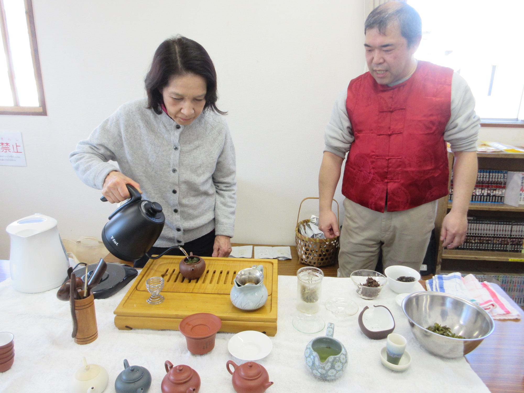 お茶をいれる体験をする様子