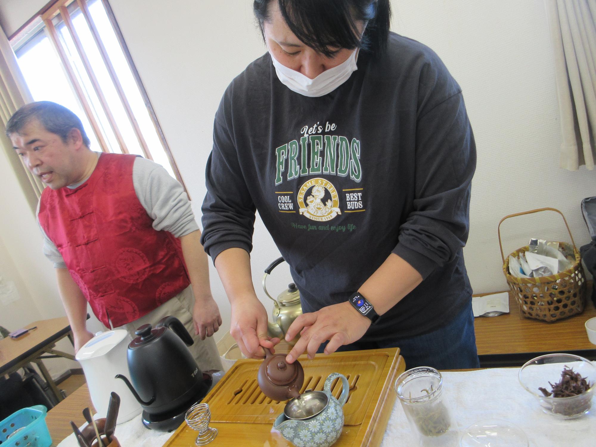 お茶をいれる体験の様子2
